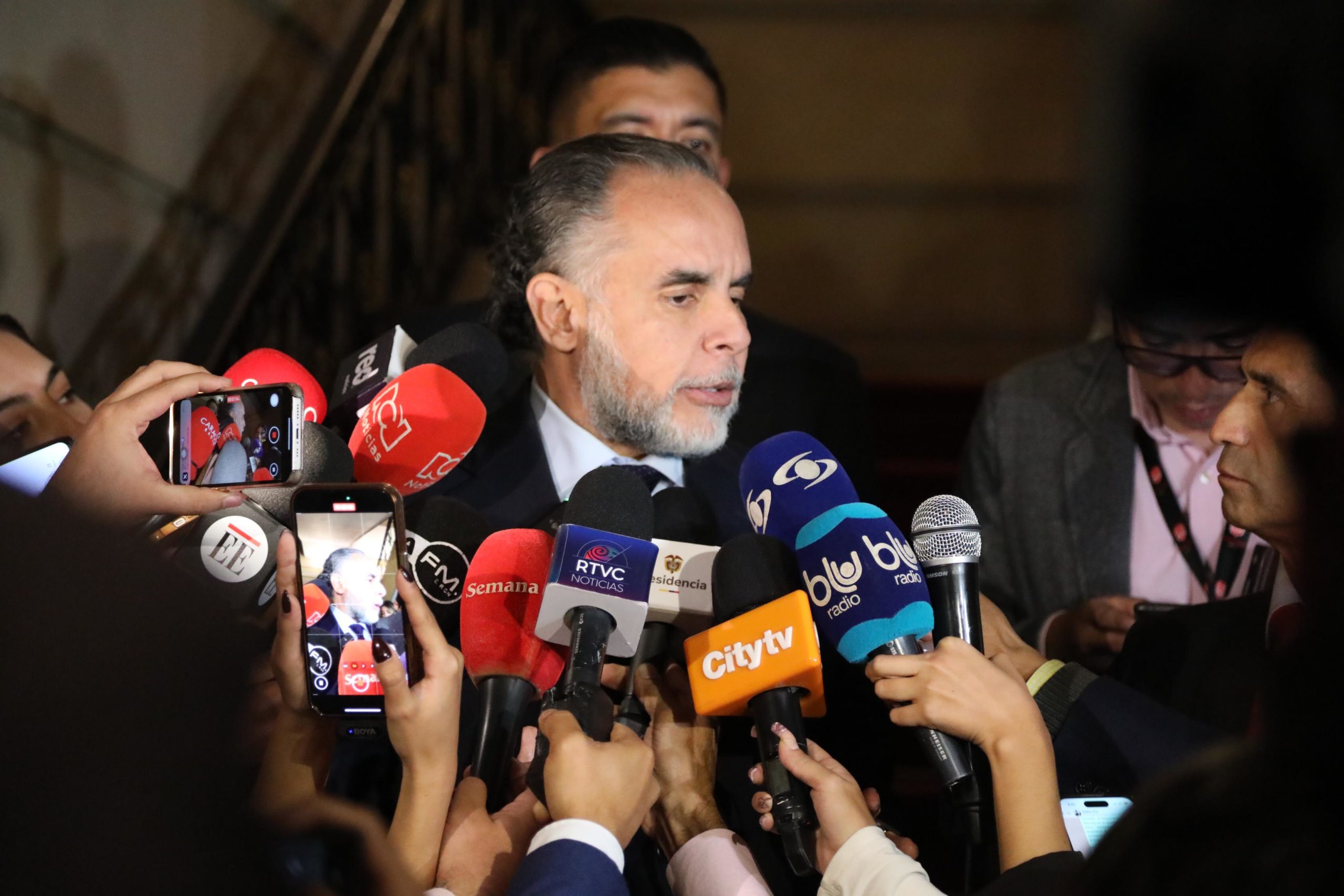 “El decreto de la consulta no está congelado. Estamos esperando la firma del presidente y la decisión del Senado” Armando Benedetti, ministro del Interior El ministro del Interior, Armando Benedetti, luego de la reunión de la Comisión Nacional para la Coordinación y Seguimiento de los Procesos Electorales, indicó que el decreto que convoca la Consulta Popular ya está listo, pero que dicha firma se dará una vez haya una decisión en el Senado de la República, con respecto a la Reforma Laboral.