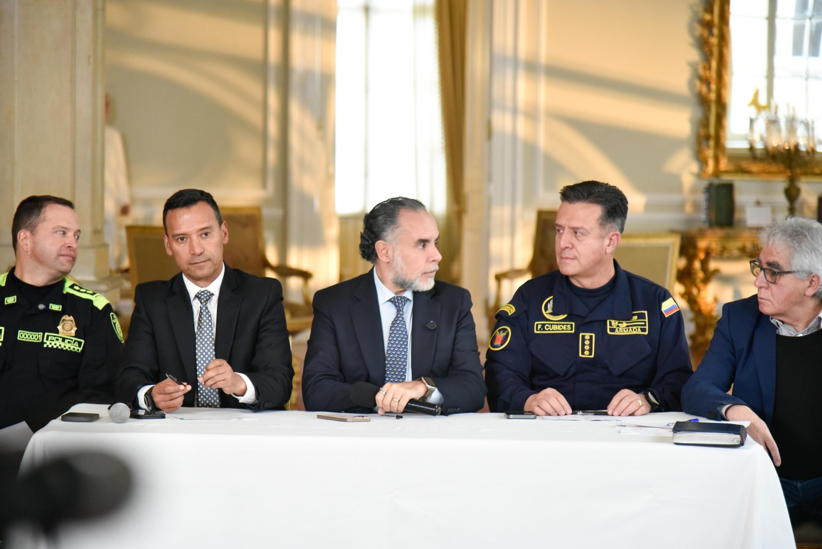 El Gobierno nacional refuerza medidas de seguridad e inteligencia electoral para garantizar elecciones libres y seguras El Gobierno nacional anunció este viernes un robusto plan de seguridad para proteger a los precandidatos presidenciales, partidos políticos, medios de comunicación y demás actores involucrados en el proceso electoral, frente a las amenazas que se han registrado en el país.