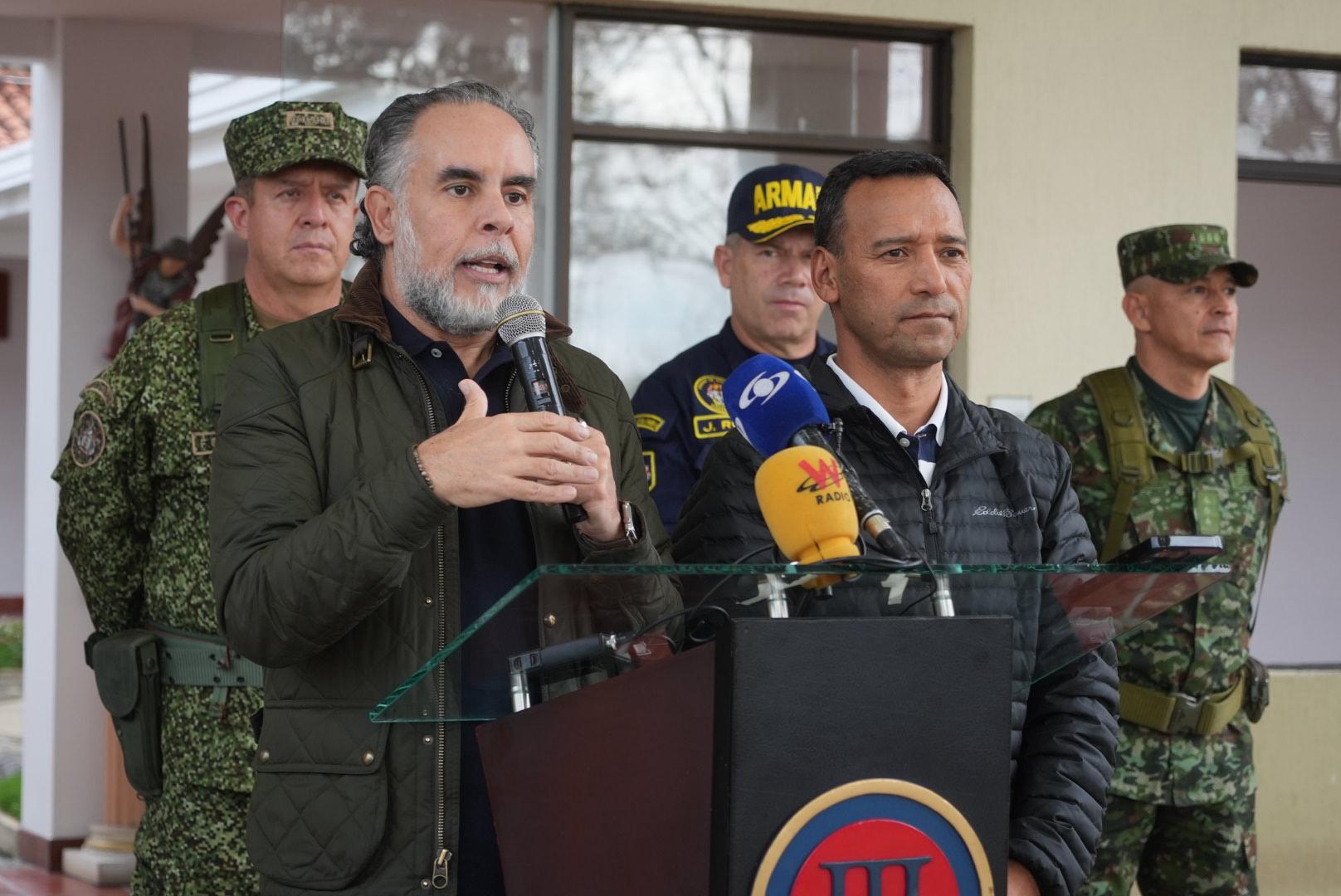 Fueron rescatados los 57 militares secuestrados en el Cauca El Gobierno nacional confirmó el rescate de los 57 militares que habían sido secuestrados en el departamento del Cauca. La operación, liderada por tropas del Ejército Nacional y unidades de la Policía, permitió, además, la captura en flagrancia de más de 20 personas, quienes serán judicializadas por el delito de secuestro.