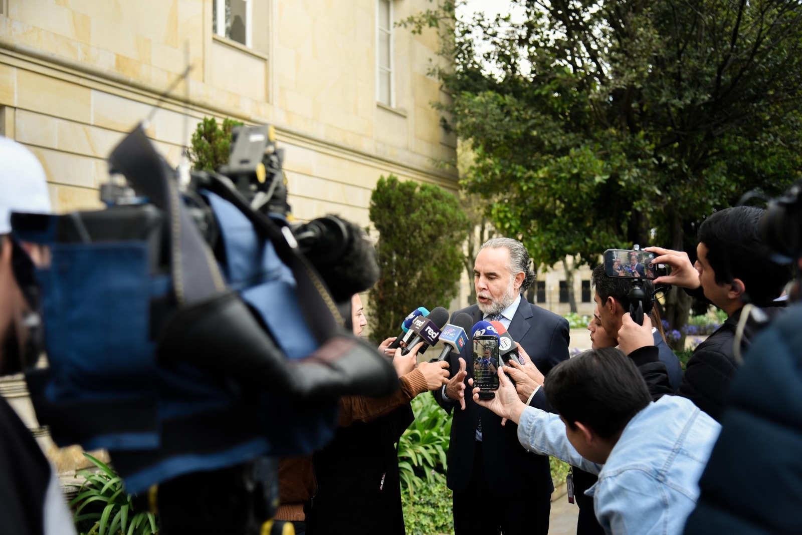 “La Asamblea no es para este Gobierno” Armando Benedetti, ministro del Interior El ministro del Interior, Armando Benedetti, aseguró que en las próximas elecciones el Gobierno solicitará al pueblo pronunciarse a través de una octava papeleta.