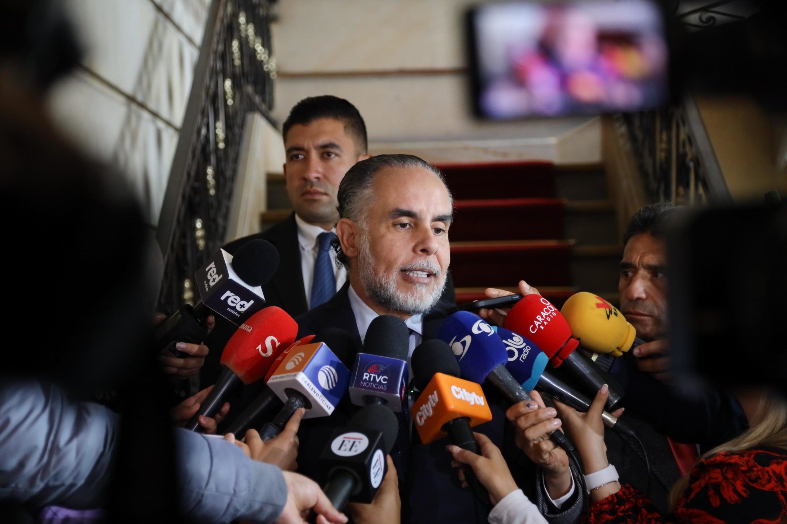 “Seguiremos insistiendo e invitando a los partidos políticos a la Comisión de Garantías Electorales” Armando Benedetti, ministro del Interior El ministro aseguró que la invitación que se les hace a los partidos, la hace el Estado para un asunto sumamente complejo.