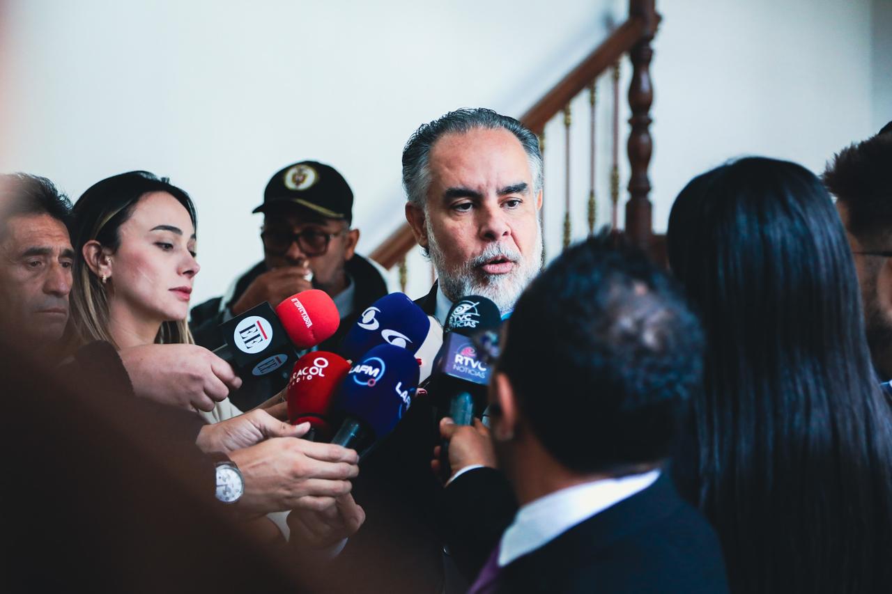 Colombia expresa su preocupación por declaración de soberanía del Perú en el Amazonas El Gobierno nacional ha elevado una reclamación formal al Gobierno del Perú, luego de que este, mediante una ley interna, declarara soberanía sobre una isla recientemente formada por sedimentación natural en el río Amazonas, desconociendo los tratados binacionales vigentes.