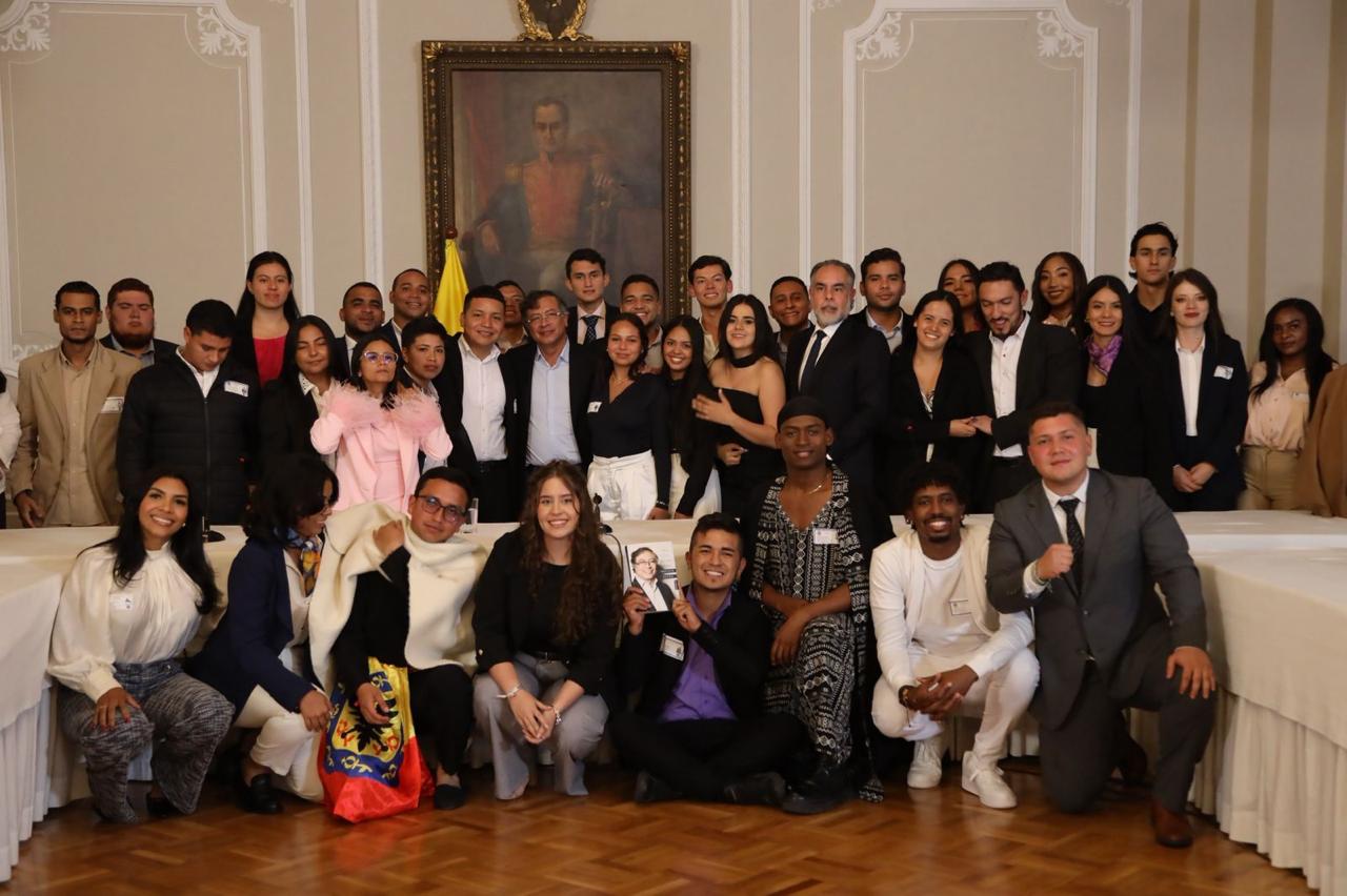 Consejeros Nacionales se reúnen con el presidente Gustavo Petro En un espacio sin precedentes, el presidente Gustavo Petro se reunió en la Casa de Nariño con 47 de los 49 consejeros nacionales de juventud, para escuchar de primera mano sus propuestas y fortalecer el diálogo entre el Gobierno y las juventudes del país.