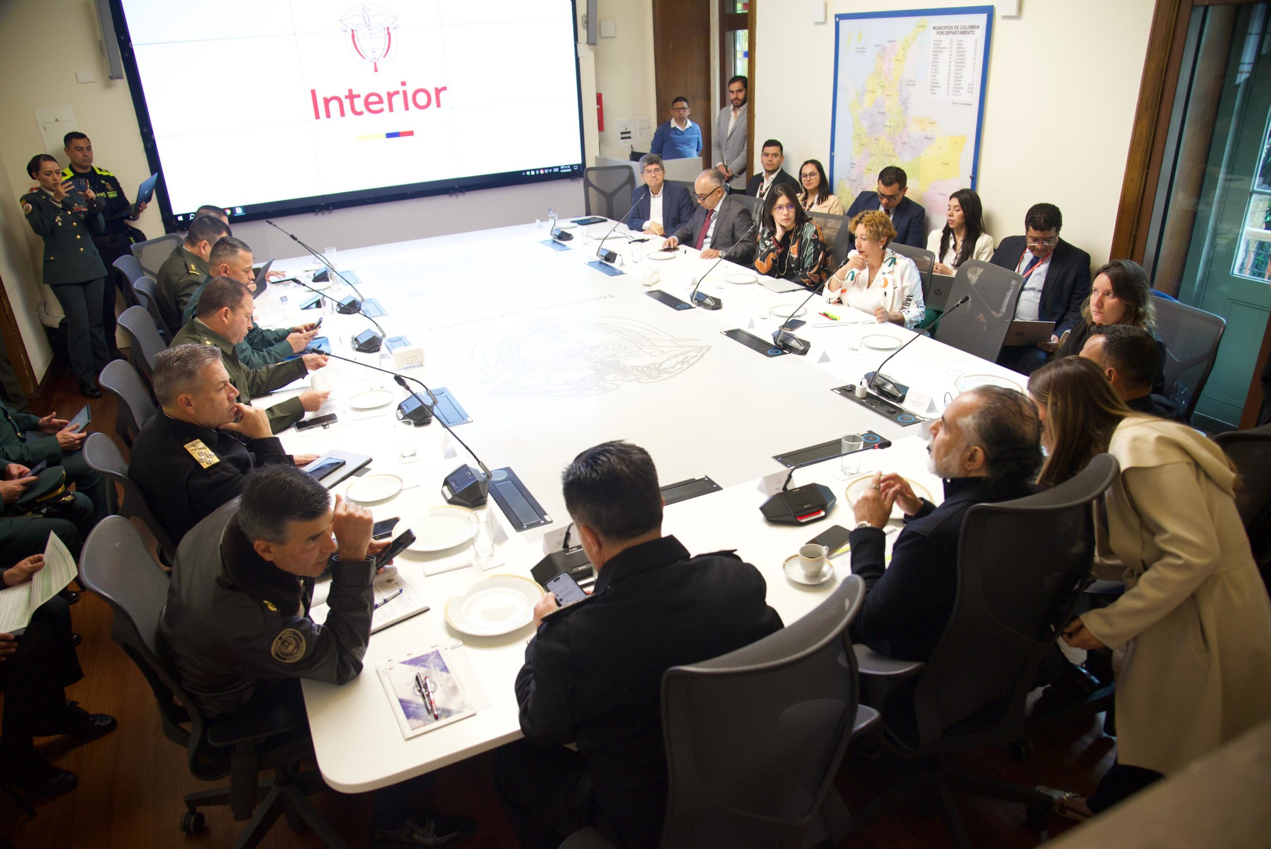 “Estamos repitiendo errores del pasado” Benedetti tras ataque al congresista Triana Durante el Tercer Comité de Coordinación y Recomendación de Medidas de Protección en el proceso electoral – CORMPE Congreso. El ministro del Interior hizo un llamado urgente a los líderes políticos del país a bajar el tono de la confrontación y actuar con responsabilidad