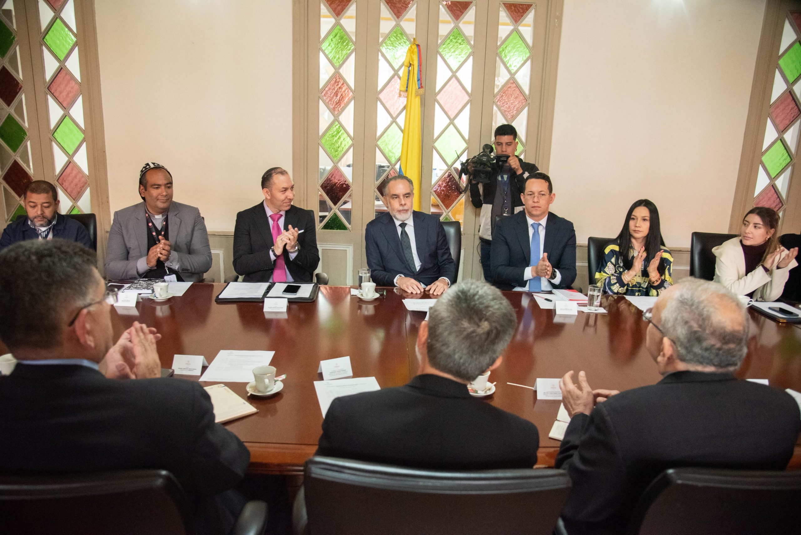 Gobierno de Colombia, a través del MinInterior, reafirma su compromiso con la libertad religiosa y el diálogo interreligioso Durante los meses de julio y agosto, el Ministerio del Interior, a través de la Dirección de Asuntos Religiosos (DAR), desarrolló una amplia agenda de encuentros con comunidades de fe, con el propósito de escuchar sus necesidades, promover la libertad religiosa y fortalecer la confianza en la construcción de un país inclusivo.