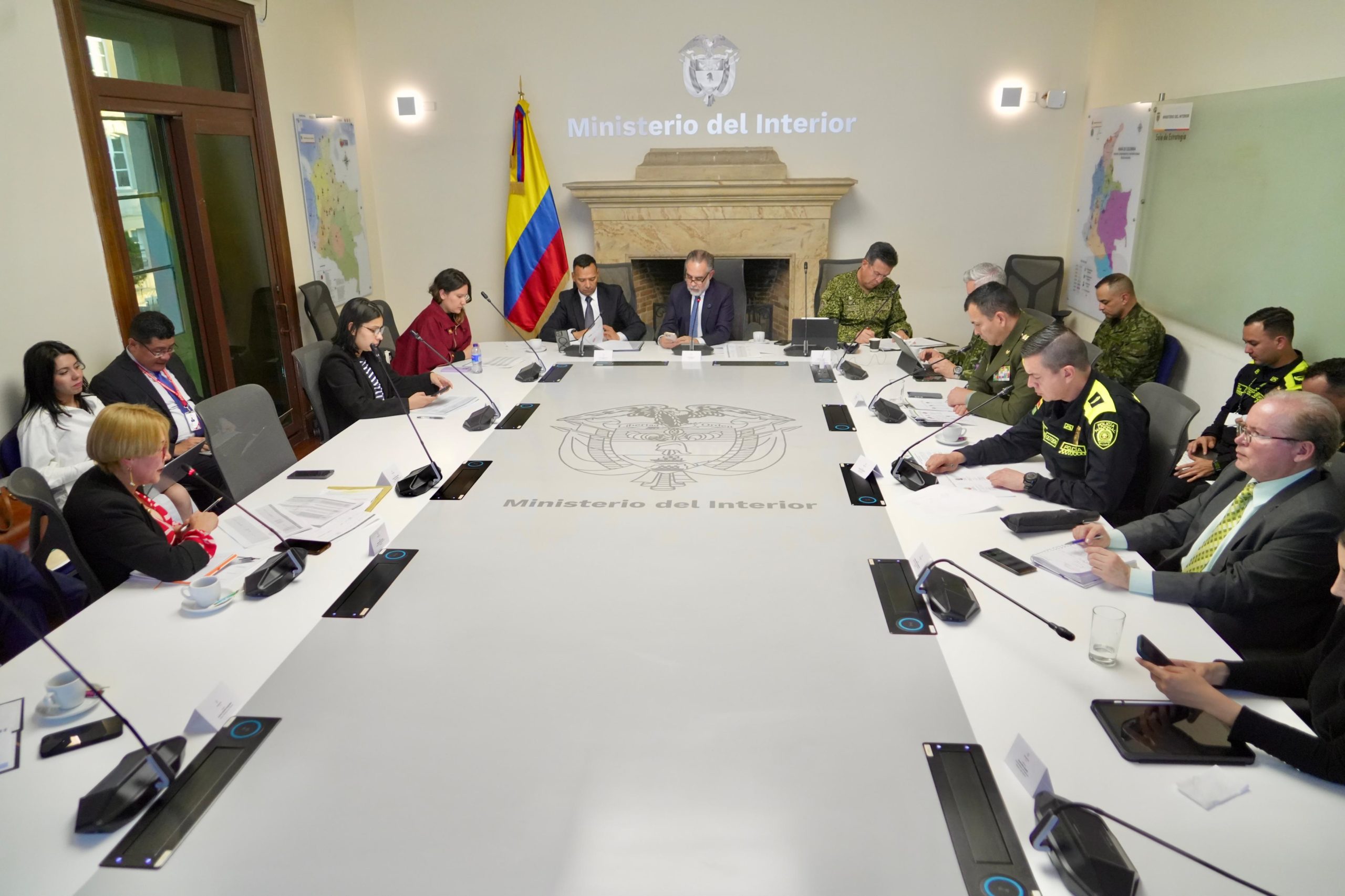 Gobierno nacional refuerza seguridad para elecciones 2026 El ministro del Interior, Armando Benedetti, lideró la cuarta sesión del Comité de Revisión de Medidas de Protección Electoral (CORMPE), con el objetivo de fortalecer las garantías de seguridad para congresistas en ejercicio y precandidatos presidenciales que participarán en las elecciones del año 2026.