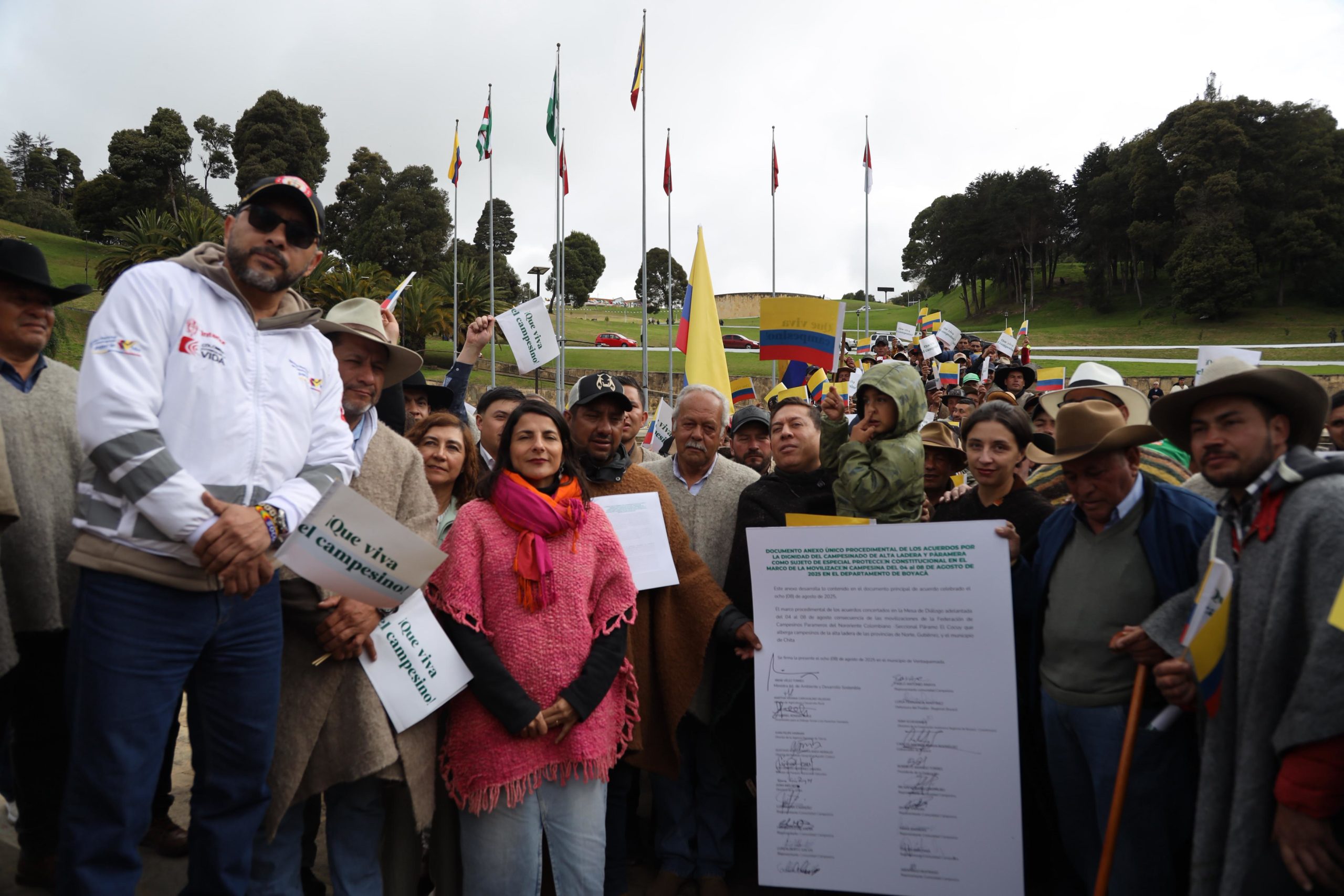 Gobierno Nacional y líderes del nororiente de Boyacá logran acuerdos y levantan el paro campesino Tras cuatro días de diálogo, se acordaron diez medidas clave que garantizan la permanencia campesina, protegen sus derechos y reconocen su papel en la conservación ambiental. El acuerdo reconoce a los campesinos como aliados estratégicos en la defensa del páramo y establece garantías jurídicas, productivas y territoriales para su permanencia en el ecosistema.