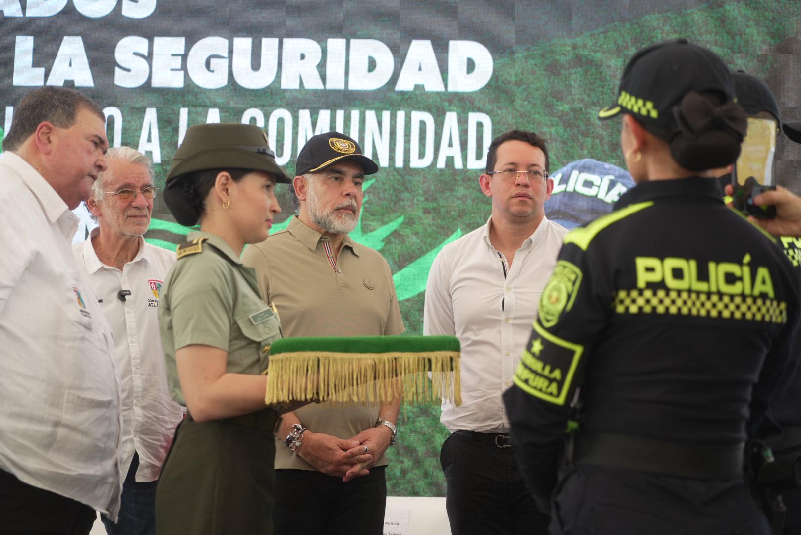 “Hoy inauguramos más que un edificio para la Policía iniciamos una etapa de confianza y esperanza” Benedetti Con una inversión total de $18.999.938.775, la nueva infraestructura albergará 318 uniformados y fortalecerá la seguridad en 18 municipios, 43 corregimientos, 40 veredas y 390 barrios del Atlántico. Gobierno Nacional y la Gobernación del Atlántico hicieron la firma protocolaria por el valor de 44.992 millones de pesos, de los cuales el Ministerio del Interior aporta 33.744 millones y la Gobernación 11.248 millones