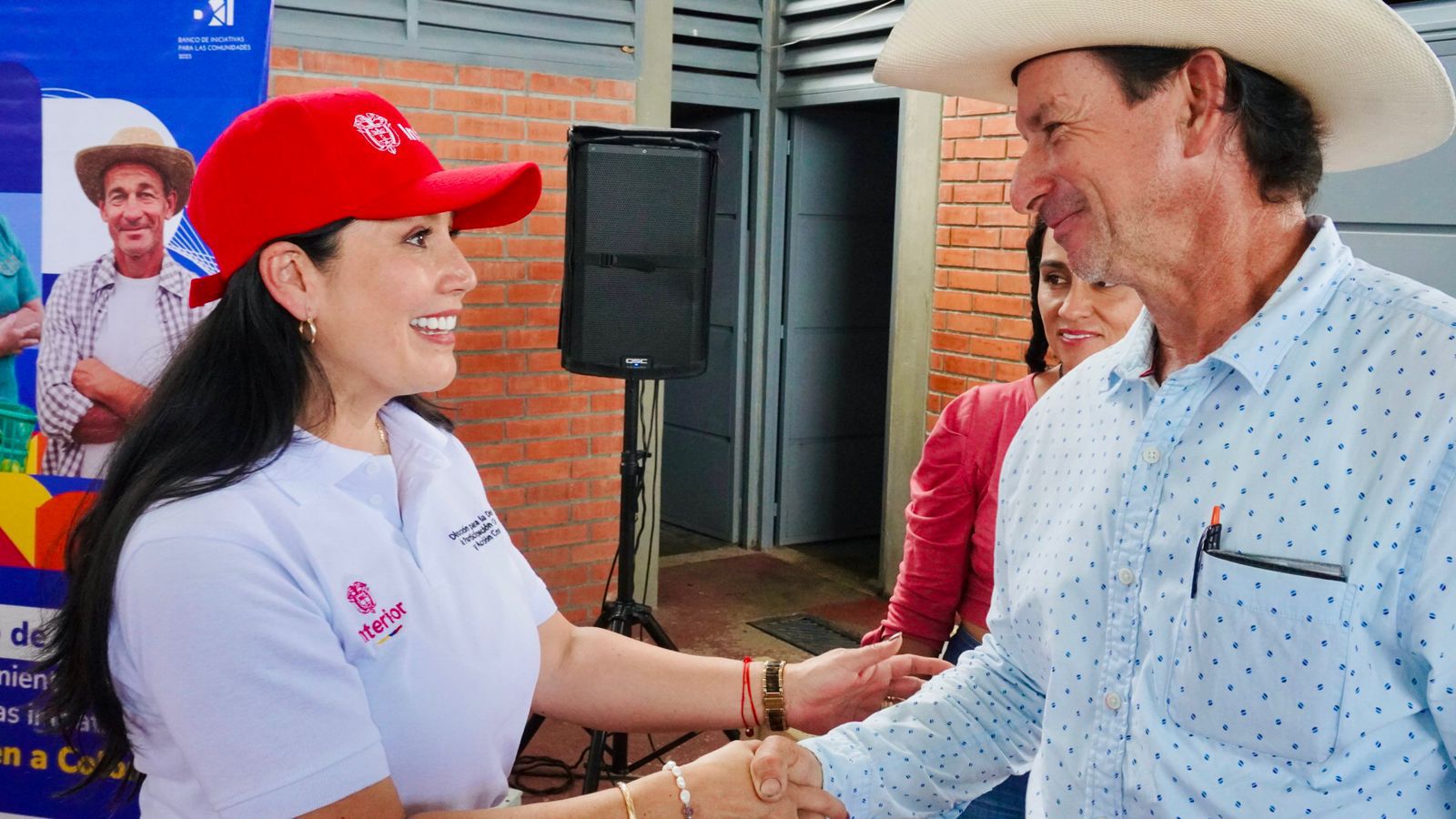 MinInterior socializa oferta institucional en Oiba Santander y anuncia convocatoria para 380 proyectos para vigencia 2025 Cerca de 300 personas del corregimiento Puente Llano participaron en la jornada, que anticipa una convocatoria nacional en los próximos 45 días, enfocada en viabilizar iniciativas comunales con el apoyo de MinVivienda, MinTIC y ADR Colombia.