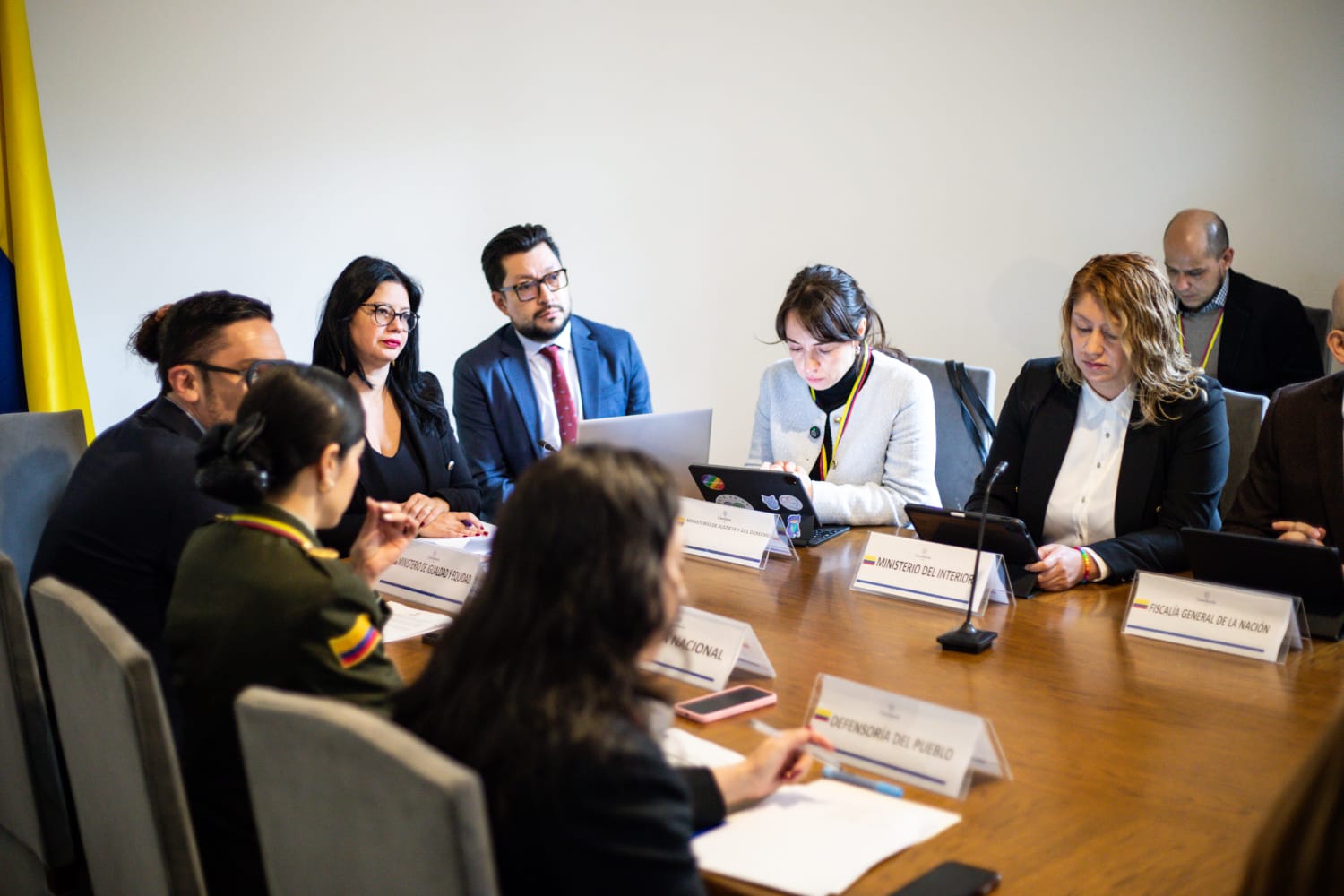 Ministerio del Interior actúa ante violencia contra la población LGBTIQ+ y quienes defienden sus derechos El Ministerio del Interior, a través de su Viceministerio para el Diálogo Social y los Derechos Humanos y su Dirección de Derechos Humanos, rechaza los hechos de violencia sistemática contra la población LGTBIQ+, personas con Orientaciones Sexuales e Identidades de Género Diversas (OSIGD) y quienes defienden sus derechos.