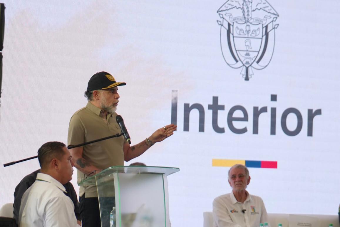 “No nos van a sembrar miedo. Resistiremos contra el terrorismo”. Mininterior El Ministro del Interior, Armando Benedetti, se refirió a los execrables hechos que se presentaron este jueves en los departamentos de Antioquia y Valle del Cauca. Según el funcionario, estos hechos pretenden sembrar el terror, pero el Gobierno y el país insistirán en su lucha contra el terrorismo.