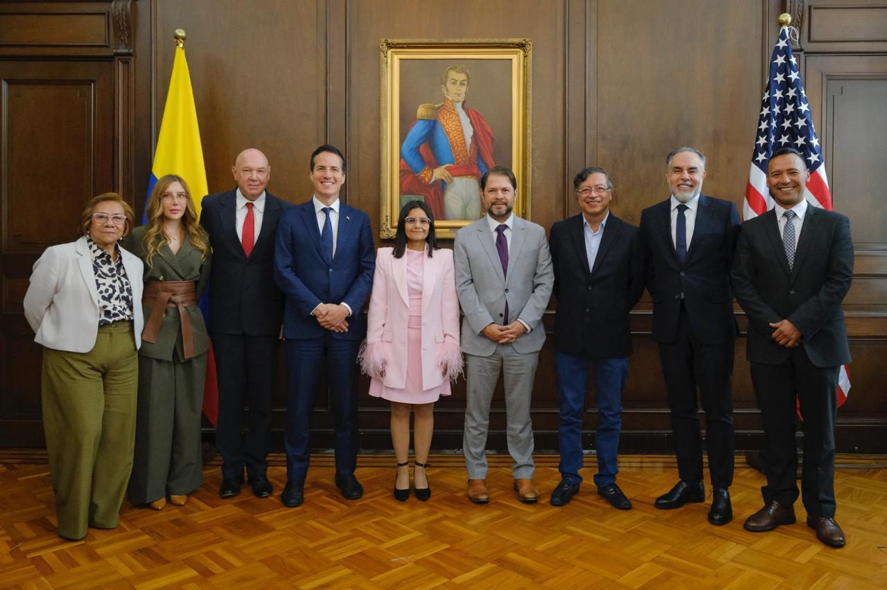 “Una reunión demasiado bacana” ministro Armando Benedetti destaca encuentro con senadores estadounidenses El jefe de la cartera política destacó como muy positiva y constructiva la reunión con senadores de Estados Unidos, donde se trataron temas como seguridad, narcotráfico, migración y comercio, con un enfoque en fortalecer la relación bilateral y avanzar hacia el futuro.