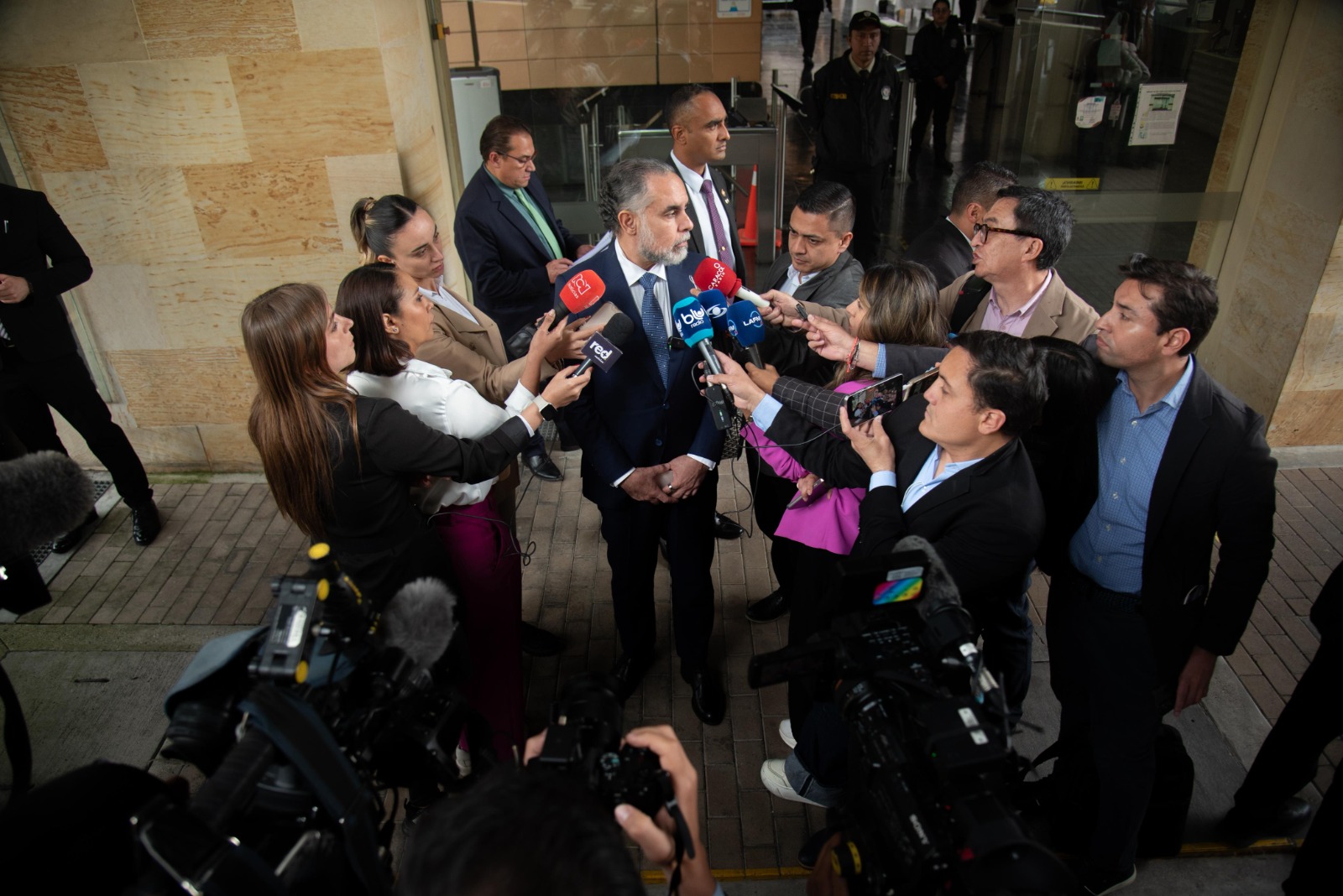 “Cínicos” Benedetti a quienes endeudaron al país y hoy critican la reforma tributaria "La nueva reforma tributaria no afecta a la clase media ni a las familias, sino que corrige privilegios históricos: apunta a los grandes dividendos, las herencias millonarias y los sectores más contaminantes, apostando por un país más justo y sostenible", afirmó el ministro del Interior.