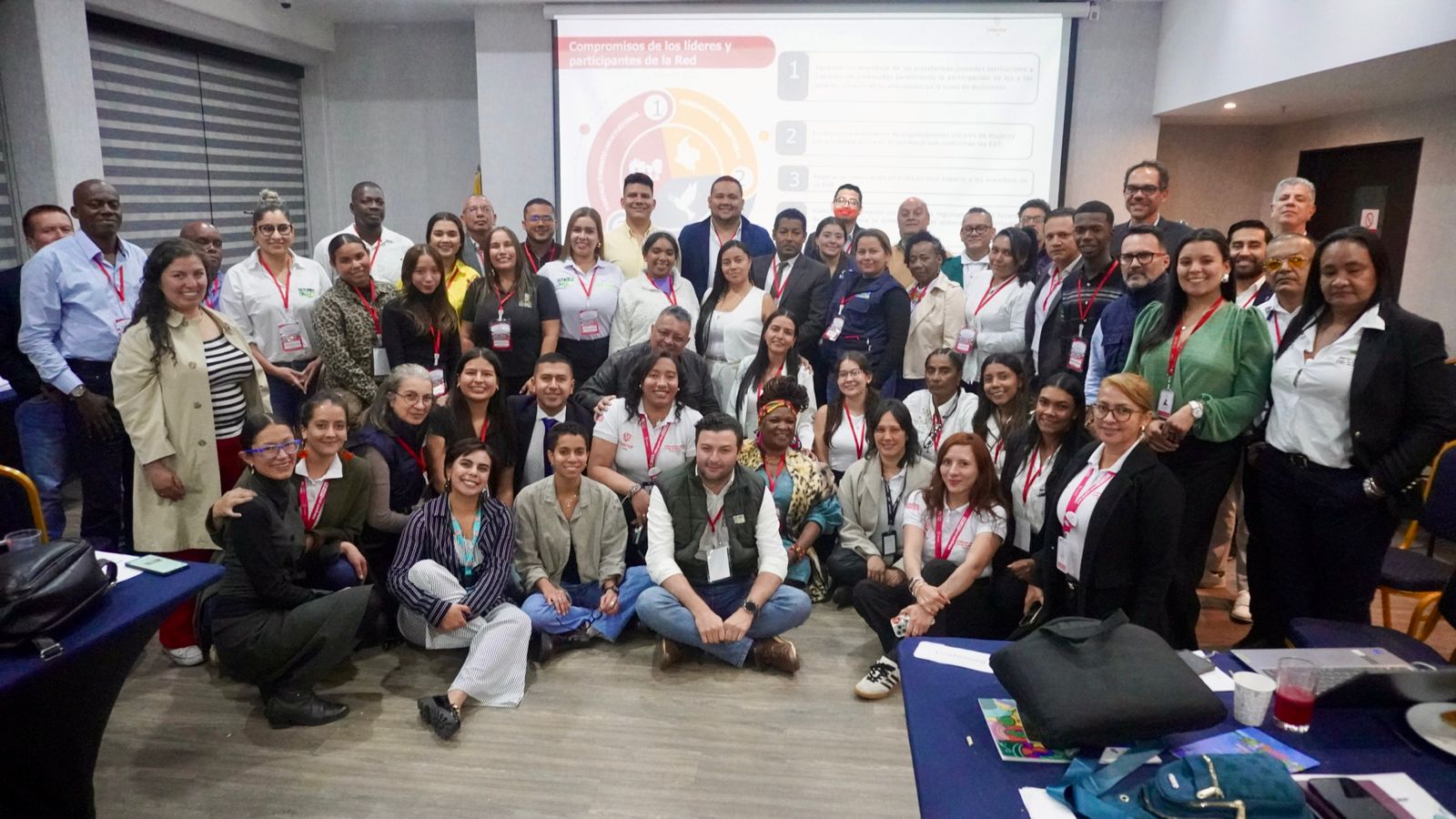 Gobierno Nacional lanza la Estrategia de Asociatividad Territorial y la Escuela de Juntanza para la Paz La iniciativa articula al Ministerio del Interior y la Agencia de Renovación del Territorio para fortalecer los Esquemas Asociativos Territoriales (EAT) en regiones PDET, ZOMAC y territorios priorizados con el fin de cerrar las brechas socieconomicas. Más de 15 EAT, junto a liderazgos de mujeres y jóvenes, participaron en el lanzamiento en cumplimiento del artículo 41 del Plan Nacional de Desarrollo 2022–2026: Colombia, Potencia Mundial de la Vida.