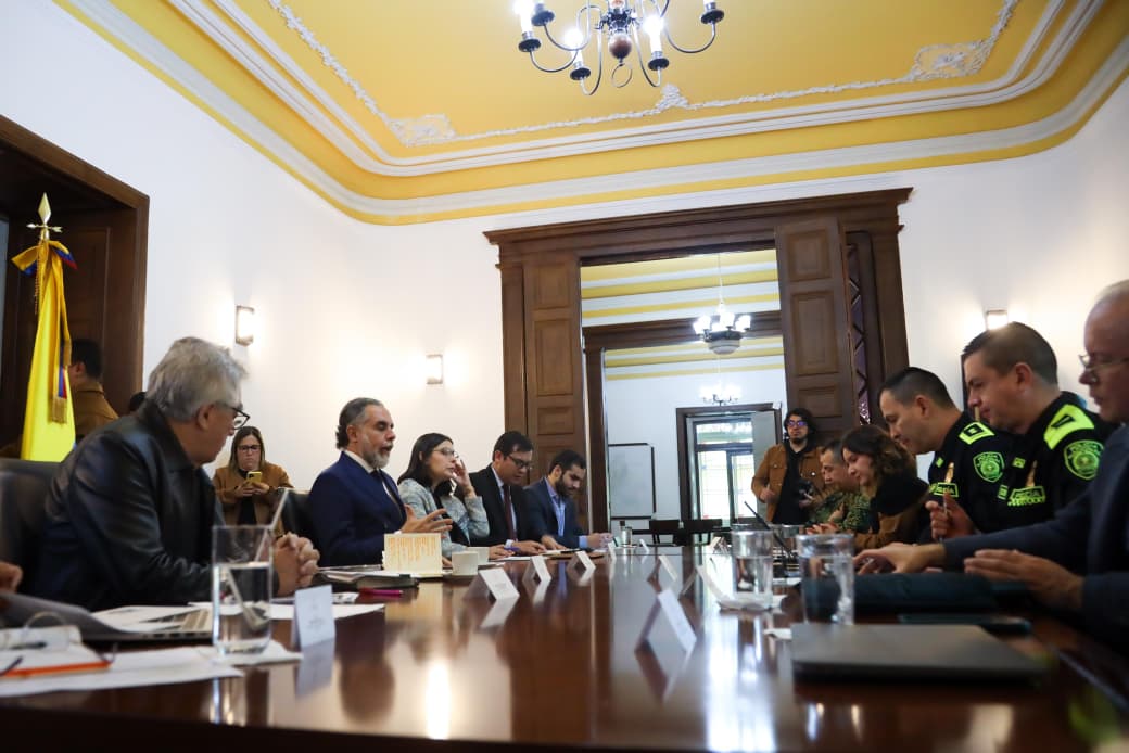 Gobierno revela que no existen suficientes vehículos de protección para cubrir la contienda electoral para el 2026 El Ministro del Interior, Armado Benedetti; y el director de la Unidad Nacional de Protección, Augusto Rodríguez, señalaron que, aunque se cuentan con los recursos para adquirirlos, no se dispone de los vehículos suficientes para atender la demanda.