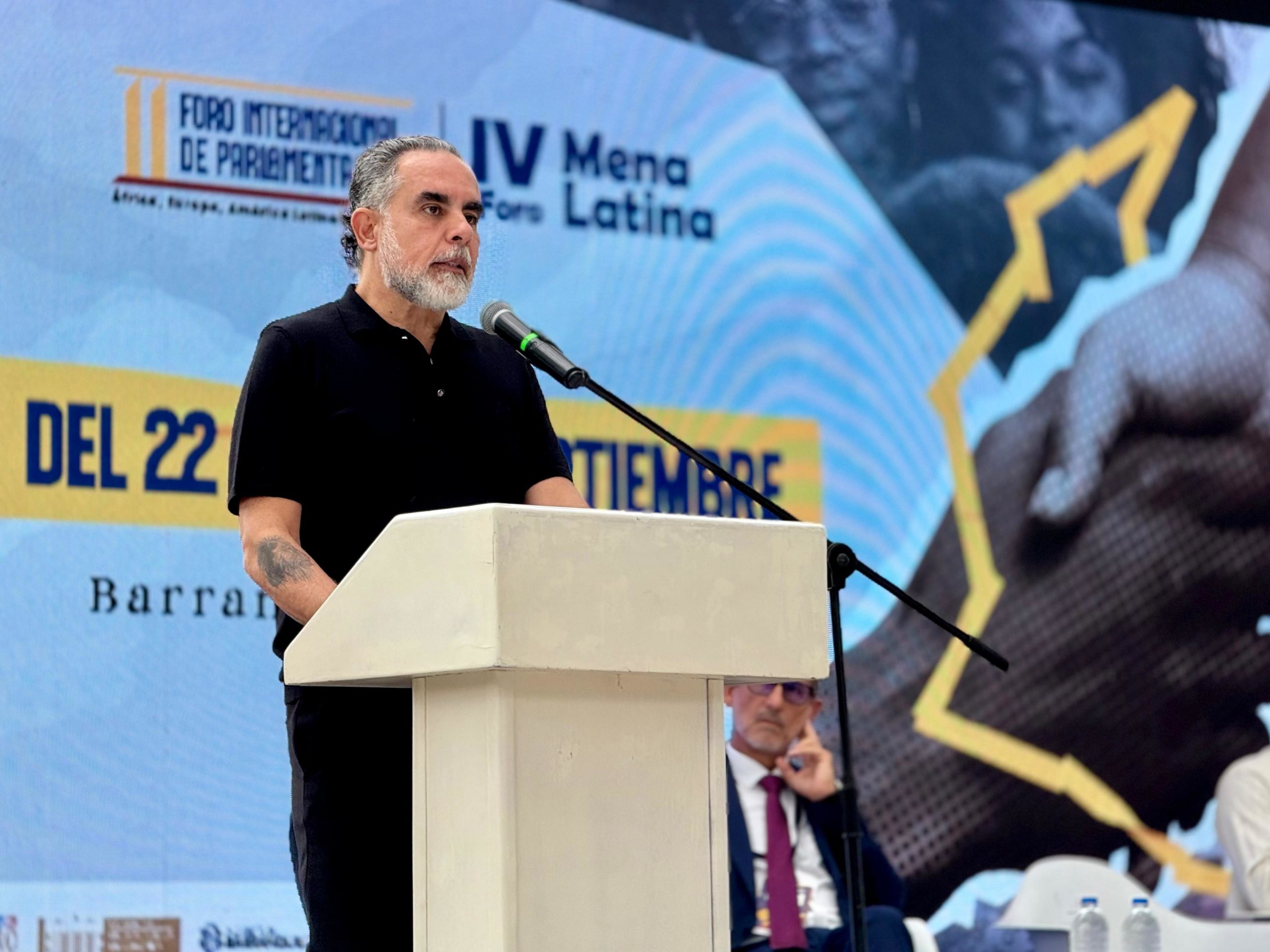 “Ha llegado la hora de la jurisdicción afrocolombiana” MinInterior En Barranquilla, el ministro Armando Benedetti presentó ante líderes de más de 60 países los avances históricos del Gobierno del Cambio en el reconocimiento territorial, político y cultural de las comunidades negras, afrocolombianas, raizales y palenqueras.