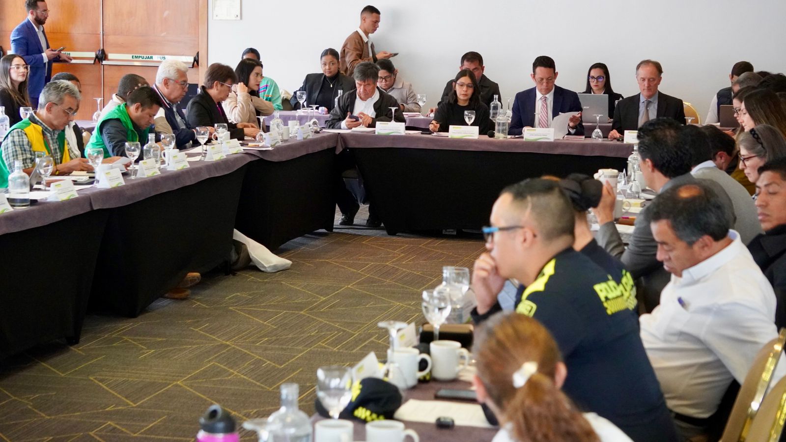 MinInterior lanza estrategia nacional para proteger a líderes comunales Con el objetivo de fortalecer las estrategias de protección para los líderes comunitarios en los territorios, el viceministro general del Interior, Jaime Berdugo Pérez, y la directora para la Democracia, la Participación Ciudadana y la Acción Comunal, Paula Sierra Palencia, encabezaron la instalación de la Primera Mesa de Seguridad Nacional con los Organismos de Acción Comunal 2025.