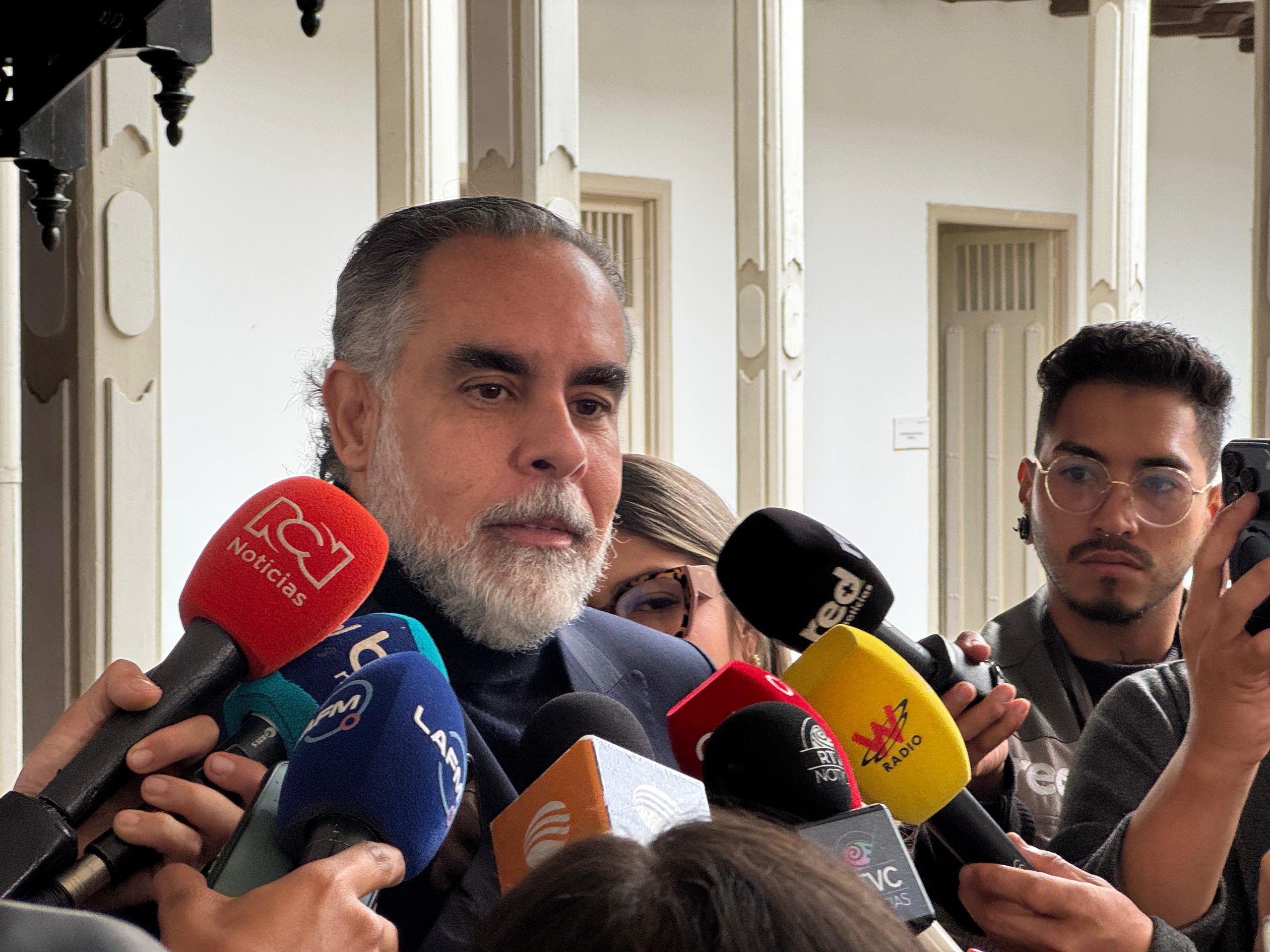 Mininterior plantea al gabinete del presidente Petro renunciar a la visa de Estados Unidos El ministro del Interior dijo que la cancelación de la visa del presidente Gustavo Petro claramente constituye un acto político injustificado que vulnera los principios del derecho internacional y afecta la esencia del multilateralismo.