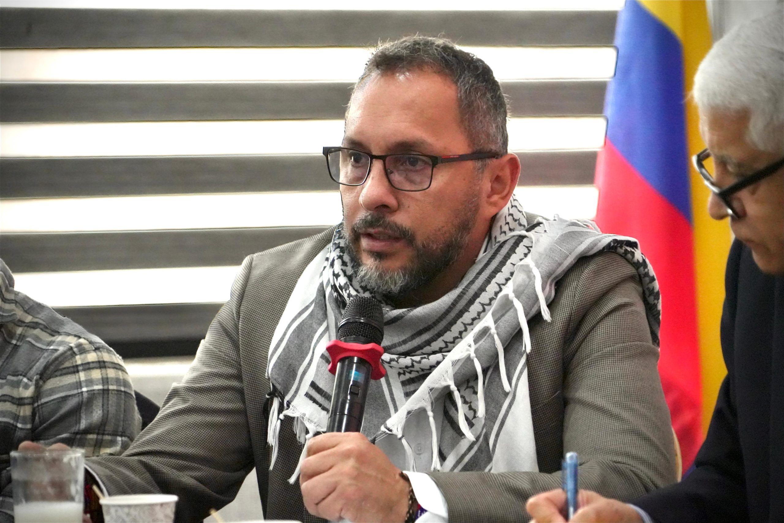 Ministerio del Interior denuncia a los Grupos Armados Organizados por presunta utilización de civiles en las asonadas El viceministro para el Diálogo Social, y los Derechos Humanos, Gabriel Rondón, radicó ante la Fiscalía General de la Nación una denuncia en contra de los Grupos Armados Organizados Residuales por presunta utilización de la población civil en las asonadas que se han presentado en varios departamentos de Colombia.