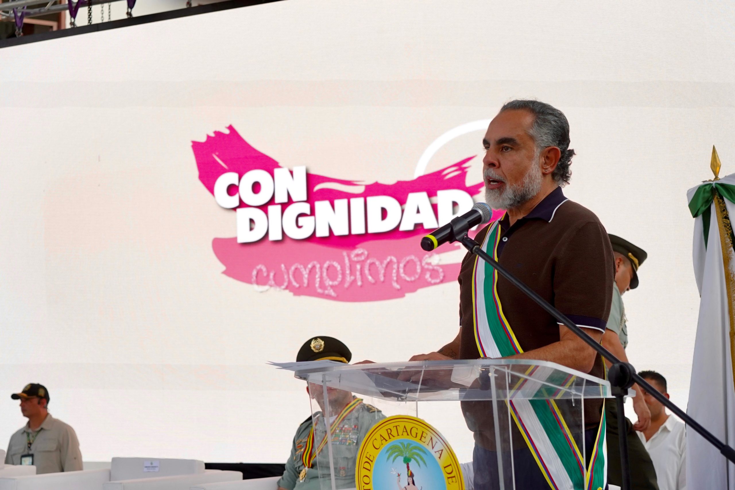 “Cartagena no será tierra fértil para quienes atenten contra la libertad y la dignidad humana”, Armando Benedetti El ministro del Interior, Armando Benedetti, participó en la entrega de vehículos de dotación para la policía de Cartagena, con una inversión que supera los 14.600 millones de pesos. Este esfuerzo permitirá a la ciudad contar con un parque automotor moderno, eficiente y adaptado a sus necesidades.