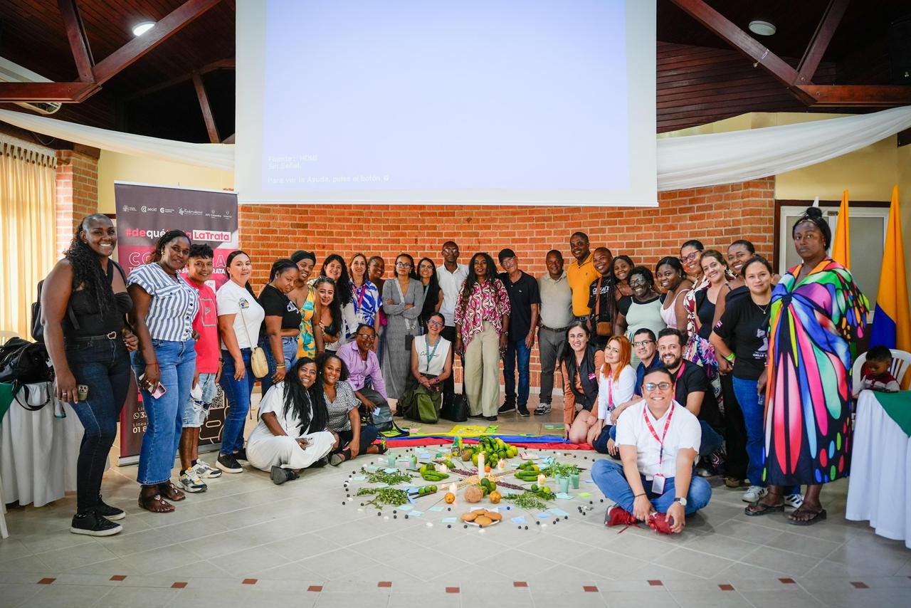 Comunidades del Pacífico Nariñense, con respaldo del Gobierno, trazan hoja de ruta para la prevención de la trata En Tumaco se construyó una hoja de ruta territorial que actualiza planes de acción, fortalece comités municipales de lucha contra la trata y articula acciones de protección con enfoque de género, étnico y generacional. Participantes de la comunidad entre líderes sociales, mujeres, jóvenes, comunidades afro, indígenas y población migrante aportaron propuestas para responder a la Alerta Temprana 030 de 2022 en la subregión del Telembí (Barbacoas, Magüí Payán y Roberto Payán).