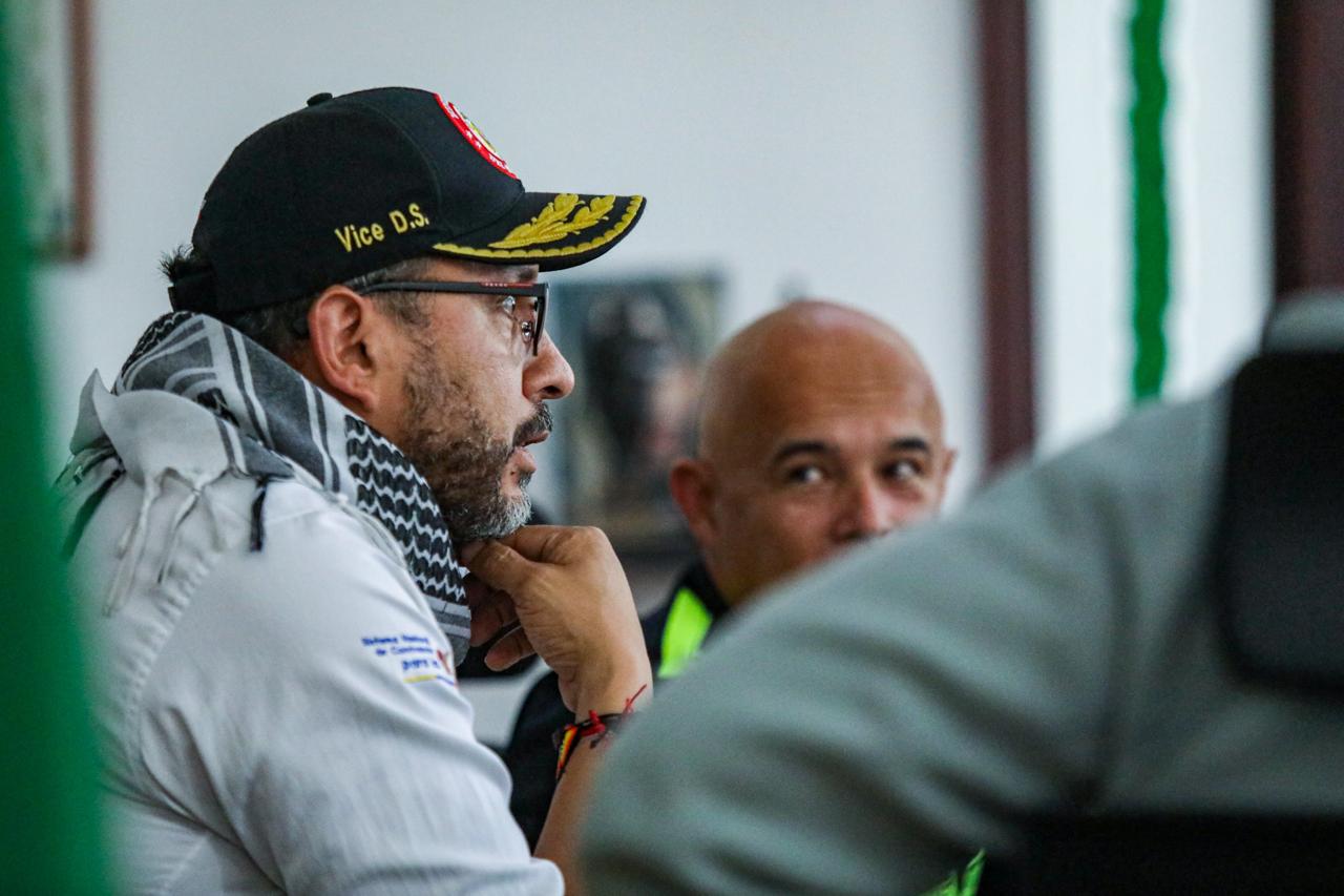 El Gobierno nacional avanza en las investigaciones por los hechos de violencia ocurridos en Medellín el pasado 7 de octubre El Viceministro para el Diálogo Social y los Derechos Humanos del Ministerio del Interior, Gabriel Rondón, anunció este martes el inicio de un proceso riguroso de recolección de información en relación con los hechos de violencia ocurridos el pasado 7 de octubre en Medellín, presuntamente protagonizados por agentes de seguridad vinculados a la Alcaldía.