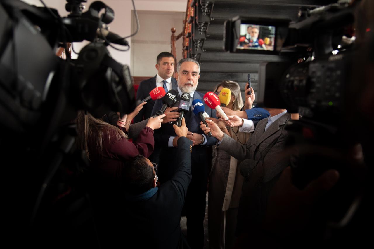 Gobierno advierte riesgo electoral en 104 municipios Ministro del Interior El ministro del Interior, Armando Benedetti, indicó, en rueda de prensa, que para las próximas elecciones hay riesgo electoral en 104 municipios del país. Durante un encuentro con el ministro de Defensa, Pedro Sánchez, y la cúpula militar, se conoció el mapa de riesgo electoral. A partir de este encuentro, las autoridades evalúan mecanismos para superar esta situación.