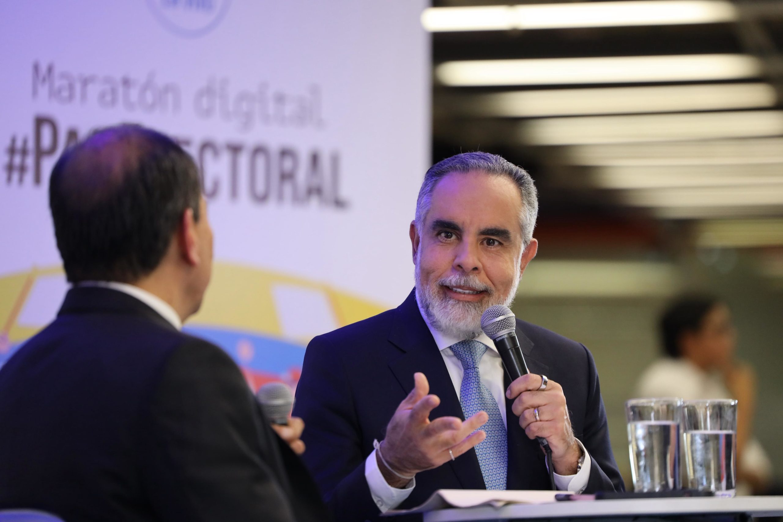 “Mi preocupación como ciudadano es la mentira que circula en el 99.9% de los discursos de los candidatos.” Armando Benedetti El ministro del Interior, Armando Benedetti, participó en la maratón digital de 12 horas organizada por El Tiempo, Casa Editorial y la Procuraduría General de la Nación, #PazElectoral. Allí aseguró que su preocupación frente a la actual campaña política es que las mentiras se han convertido en las protagonistas y además que el país vive un momento de gran polarización.