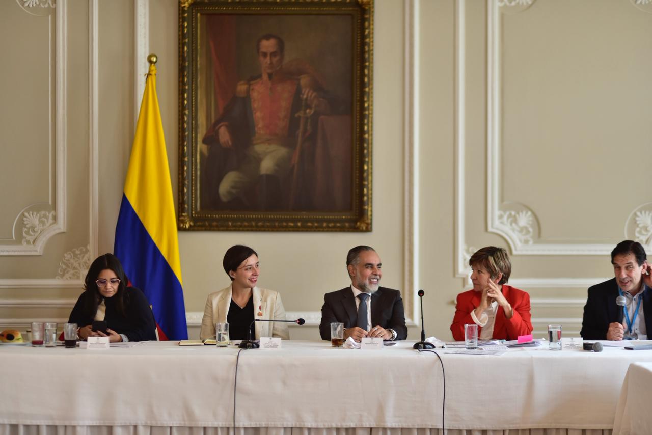 El ministro del Interior, Armando Benedetti, junto a Gloria Cuartas, directora general de la Unidad para las Víctimas, aseguró, luego de una reunión de la Comisión Nacional de Garantías de Seguridad, que dicho organismo seguirá trabajando por el desmonte de las estructuras paramilitares y que el compromiso del gobierno es fortalecer la comisión.