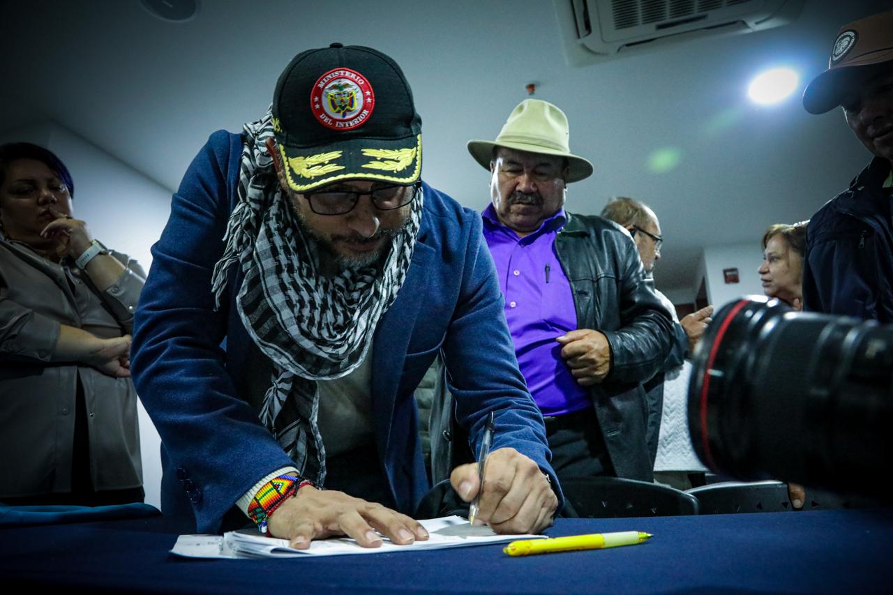 MinInterior comprometido con el campesinado colombiano El gobierno avanza en el cumplimiento de los compromisos adquiridos en favor de la población campesina, en el marco del desarrolló de la 3.ª Sesión Ordinaria de la Comisión Mixta Nacional para Asuntos Campesinos.