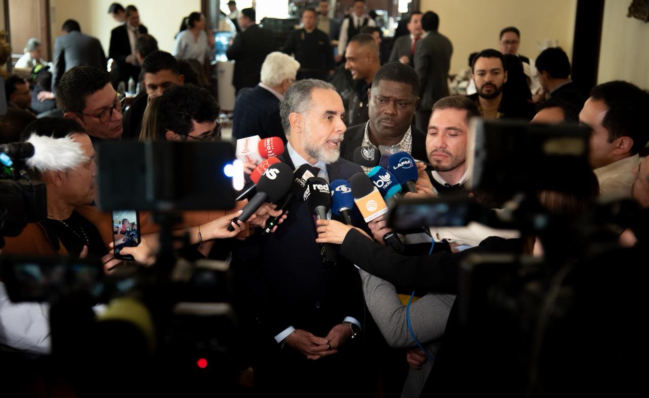 “Tenemos una coalición fuerte en el Congreso” MinInterior El ministro del Interior, Armando Benedetti, celebró, luego de la discusión del Presupuesto General de la Nación, la aprobación del proyecto, destacó el trabajo de la bancada y aseguró que el dinero aprobado para el Departamento Administrativo de la Presidencia es necesario para atender los múltiples eventos que necesita la democracia.
