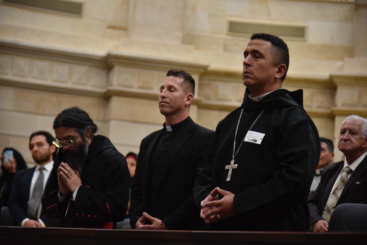 La fe cuenta súmate y tejamos país El Ministerio del Interior, a través de la Dirección de Asuntos Religiosos (DAR), invita a las más de 12.000 comunidades de fe registradas a actualizar su información y a participar en la caracterización de entidades religiosas. Asimismo, convoca a las comunidades espirituales que aún no hacen parte del Registro Público de Entidades Religiosas a iniciar su trámite, en coherencia con una Colombia diversa y plural, respetuosa de la libertad religiosa