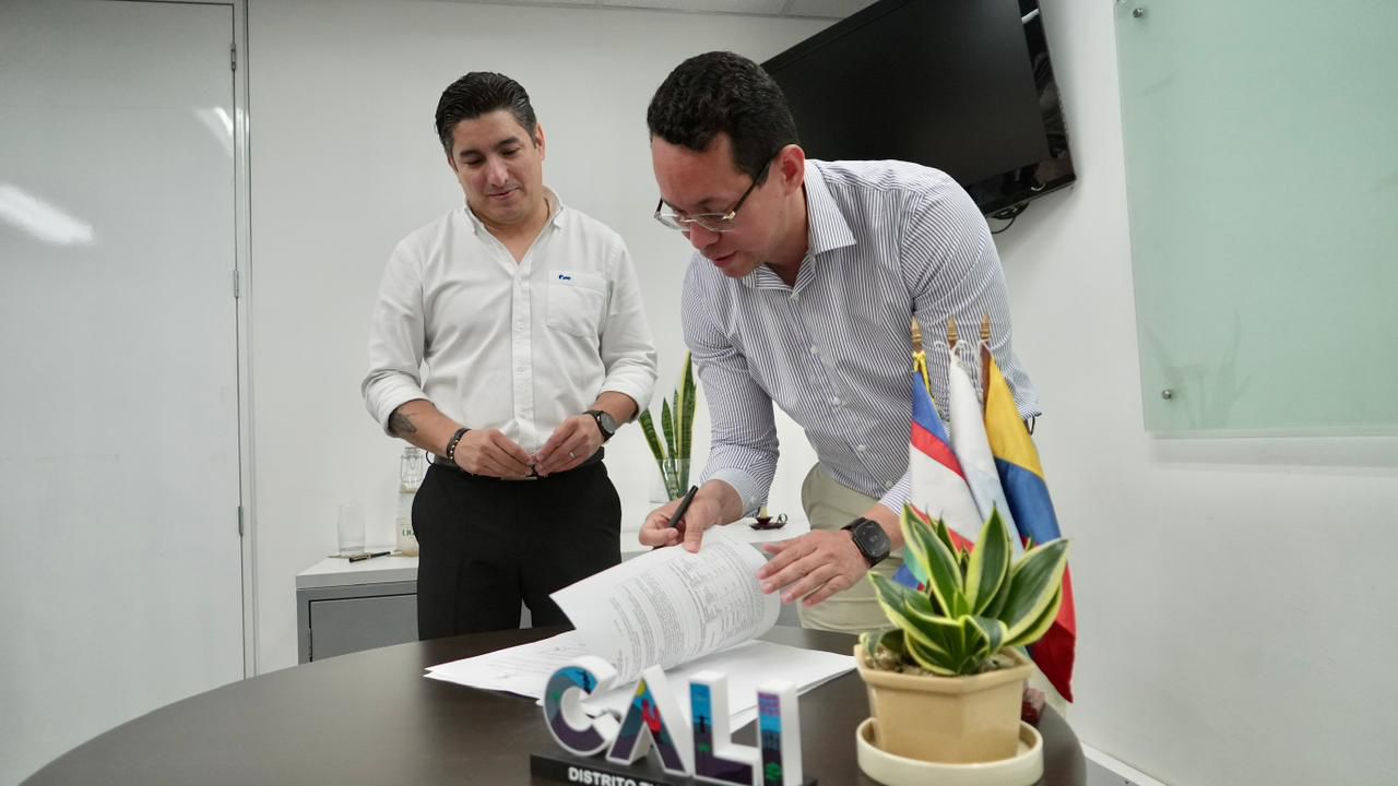 MinInterior impulsa la planificación urbana de Cali con la firma del “Plan Parcial Hacienda Marañón” El Plan Parcial Hacienda Marañón destraba un proceso de más de 15 años y habilita 116,8 hectáreas para el desarrollo urbano, con nuevas vías, espacio público y zonas de protección ambiental. La firma del decreto, liderada por el viceministro Jaime Berdugo como alcalde ad hoc, proyecta 11.500 viviendas, incluida Vivienda de Interés Social, y consolida la conectividad ecológica y vial del sur de Cali.