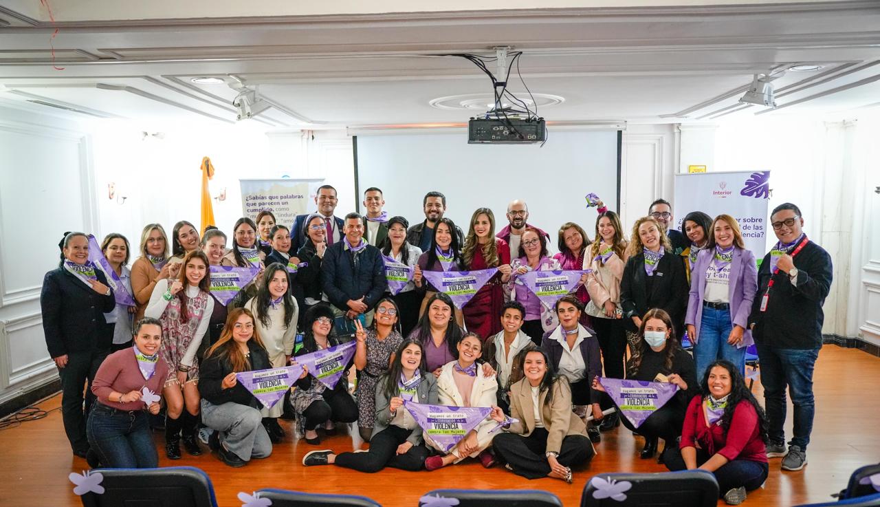 MinInterior reafirmó su compromiso con las mujeres en el 25N El Ministerio del Interior se unió a la conmemoración del Día Internacional para la Eliminación de la Violencia contra la Mujer (25N), reafirmando su compromiso con la prevención, atención y erradicación de todas las formas de violencias basadas en género, tanto al interior de la entidad como en los territorios del país.