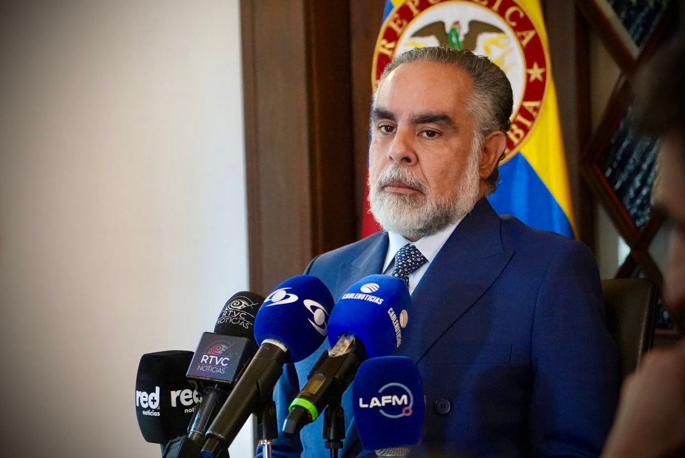 El ministro del Interior, Armando Benedetti, denuncia posible intervención ilegal de su teléfono celular El ministro del Interior, Armando Benedetti, informó hoy a los medios de comunicación que, tras un análisis forense realizado a su teléfono celular, se encontró evidencia de un software de espionaje altamente sofisticado, similar a ‘Pegasus’, instalado de manera remota.