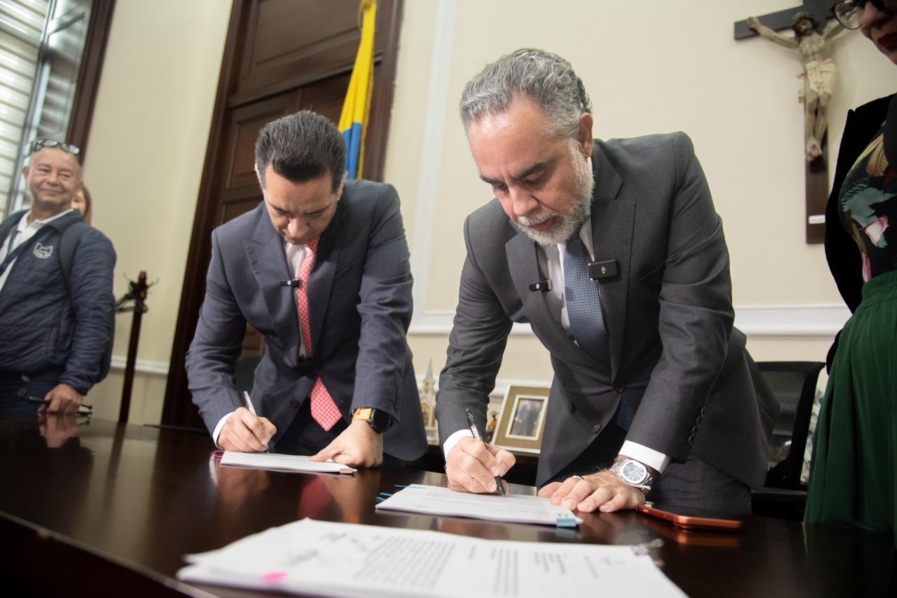 Gobierno nacional radica proyecto de ley para penalizar el ingreso, porte, distribución y exportación de fentanilo en Colombia MinInterior y MinJusticia radicaron ante la Cámara de Representantes el proyecto que prohíbe el uso y producción de fentanilo, consolidando medidas de control más estrictas.