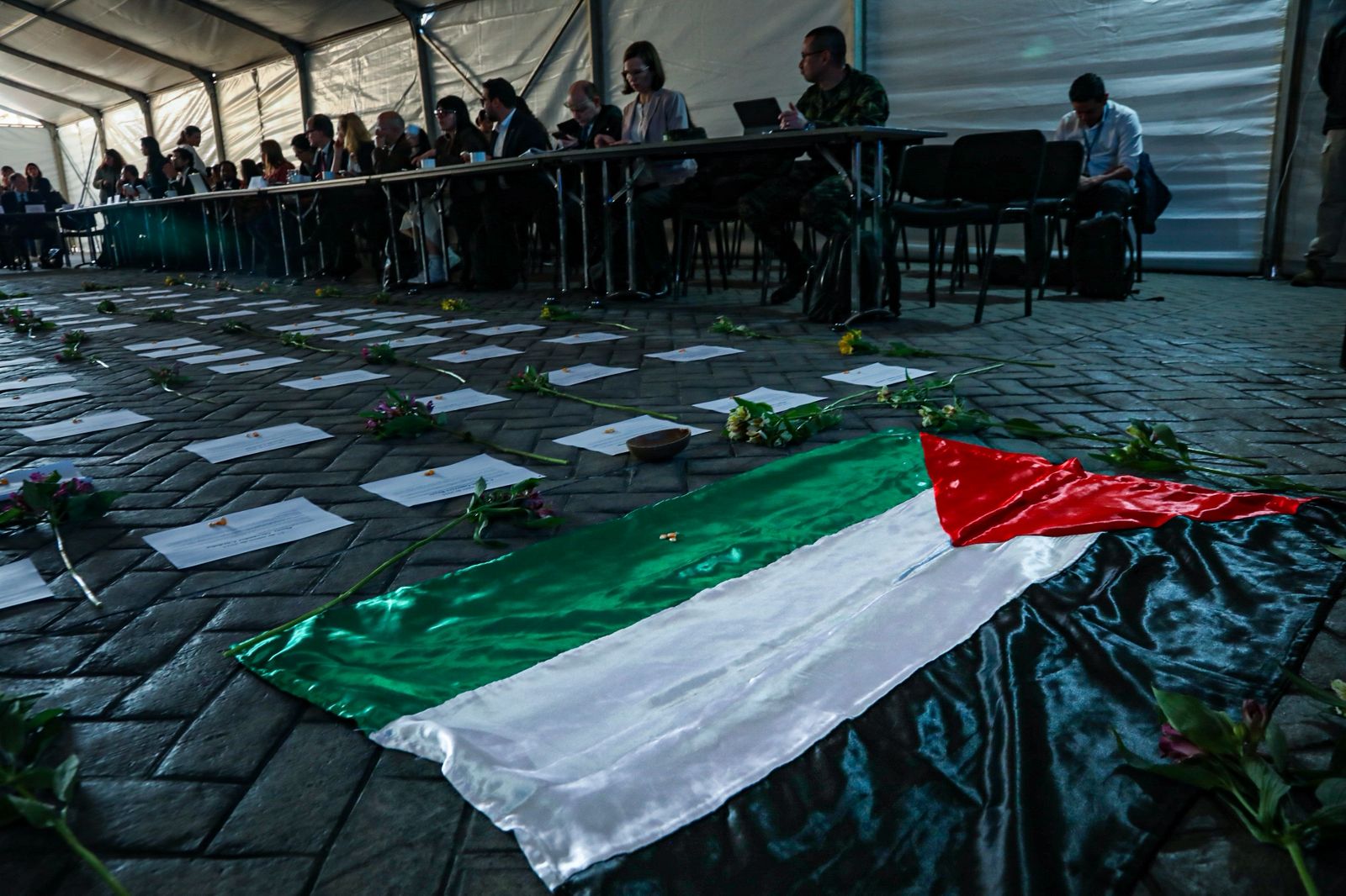 Gobierno nacional y organizaciones sociales avanzan en la Mesa Nacional de Garantías para la Defensa de los Derechos Humanos En la ciudad de Bogotá se desarrolló una nueva sesión de la Mesa Nacional de Garantías para la Defensa de los Derechos Humanos, un escenario de alto nivel que reúne al Gobierno nacional, las organizaciones defensoras de derechos humanos y la comunidad internacional, con el fin de avanzar en la consolidación de políticas y acciones que fortalezcan la protección de quienes ejercen la defensa de los DD.HH. en el país.