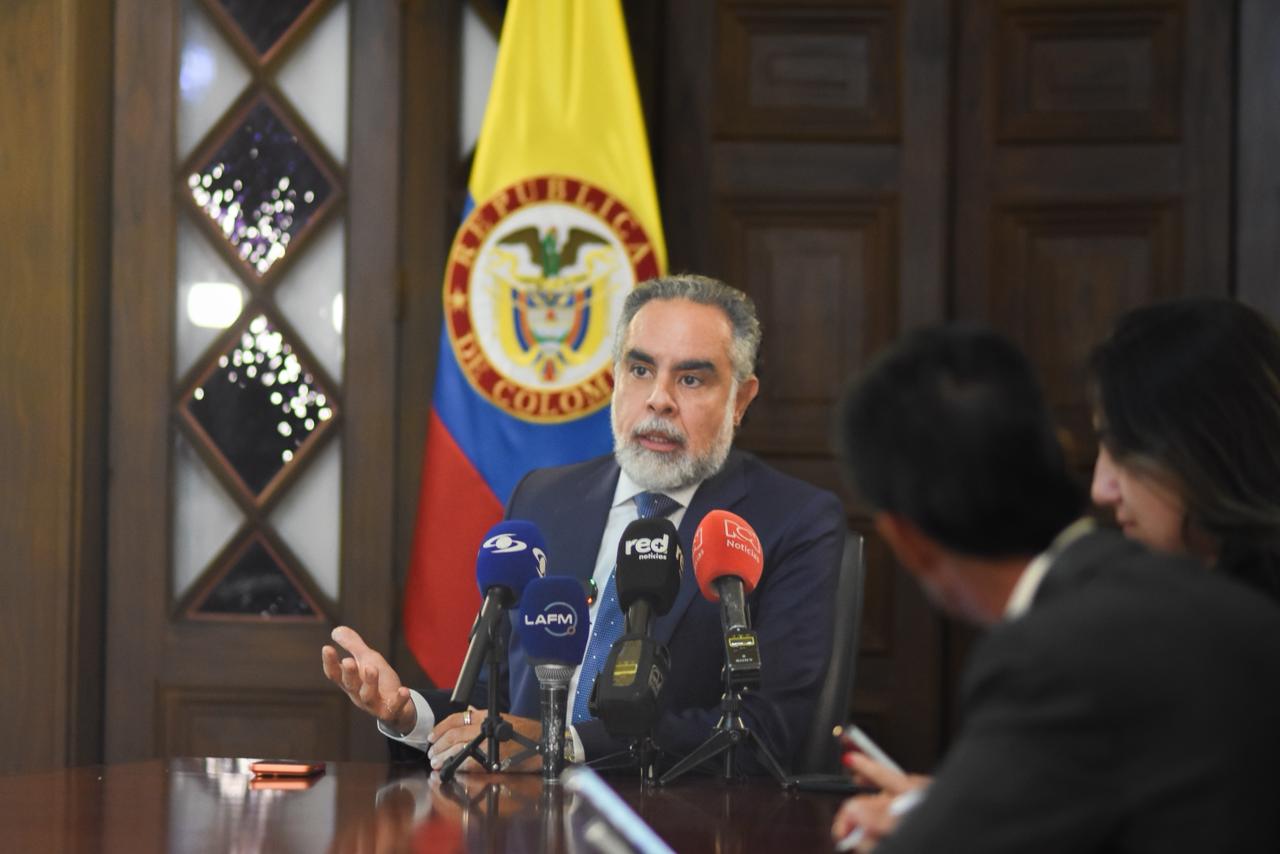 El ministro del Interior denunció ante los medios de comunicación sobre presuntas irregularidades en el fallo del Consejo Nacional Electoral contra el Pacto Histórico.