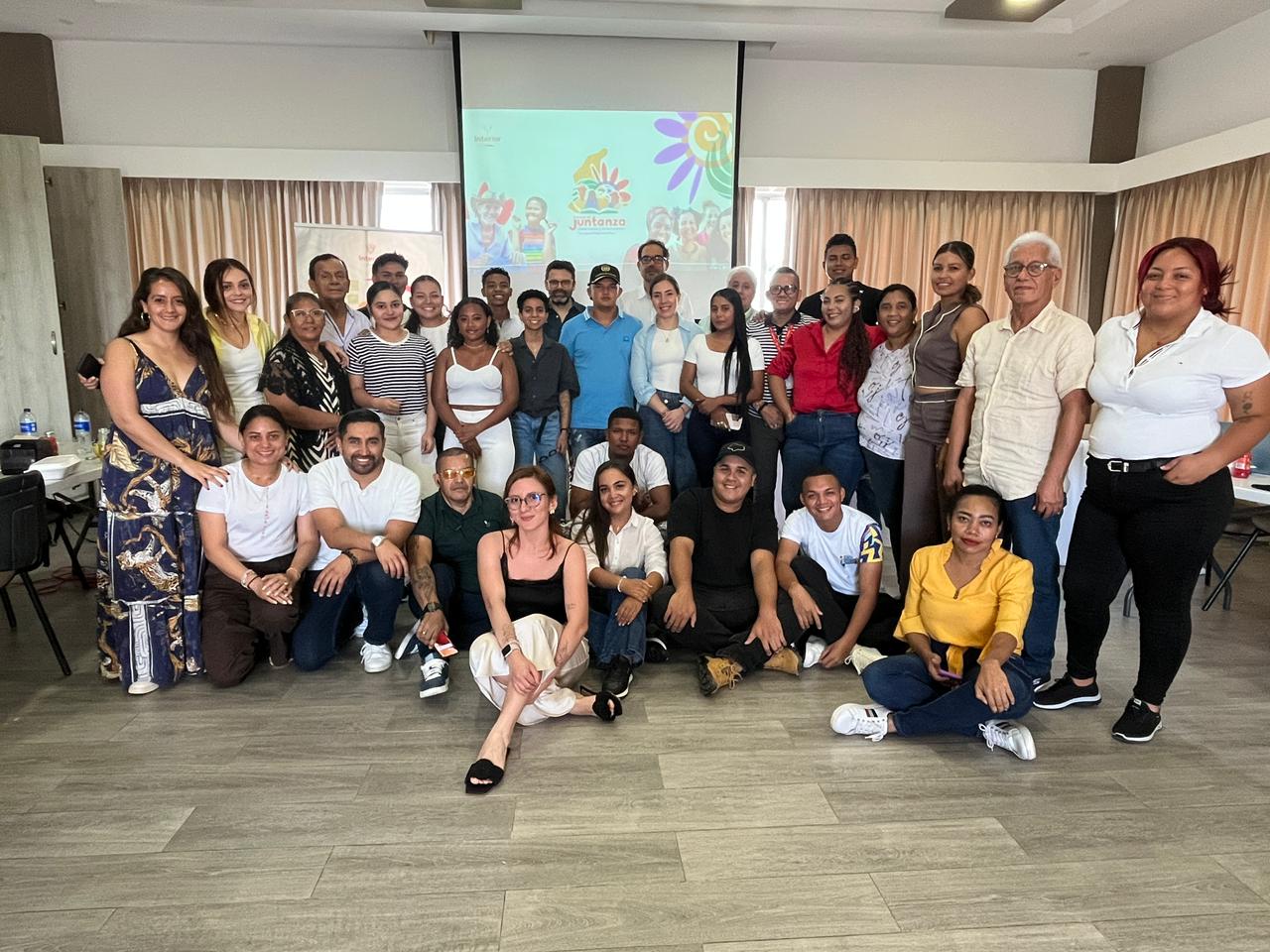 MinInterior culmina ciclo de formación en gobernanza con líderes y lideresas de cinco regiones del país La Escuela de Juntanza para la Gobernanza y el Ordenamiento Territorial hacia la Paz culminó su ciclo formativo con 161 participantes en cinco regiones del país. El proceso consolidó a los Esquemas Asociativos Territoriales y a las Redes de Gobernanza para el Buen Vivir como escenarios de gobernanza colaborativa, impulsando la construcción colectiva del territorio, el fortalecimiento institucional y el avance hacia regiones más inclusivas, resilientes y orientadas al buen vivir.