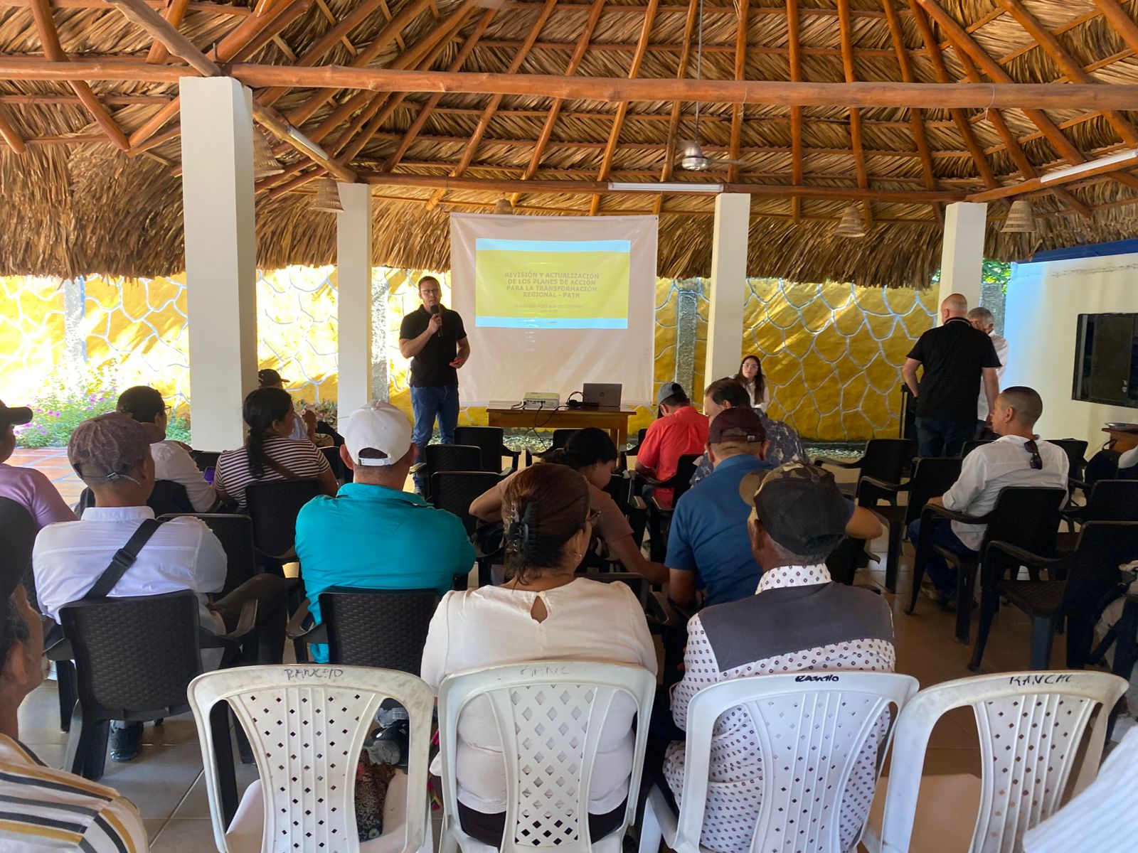Ministerio del Interior impulsa iniciativas PDET y fortalece la acción comunal en Valencia, Córdoba El ministro del Interior, Armando Benedetti, junto a otros altos funcionarios, radicó ante el Congreso el proyecto de «ley de competencias» una iniciativa que fortalece la autonomía territorial.