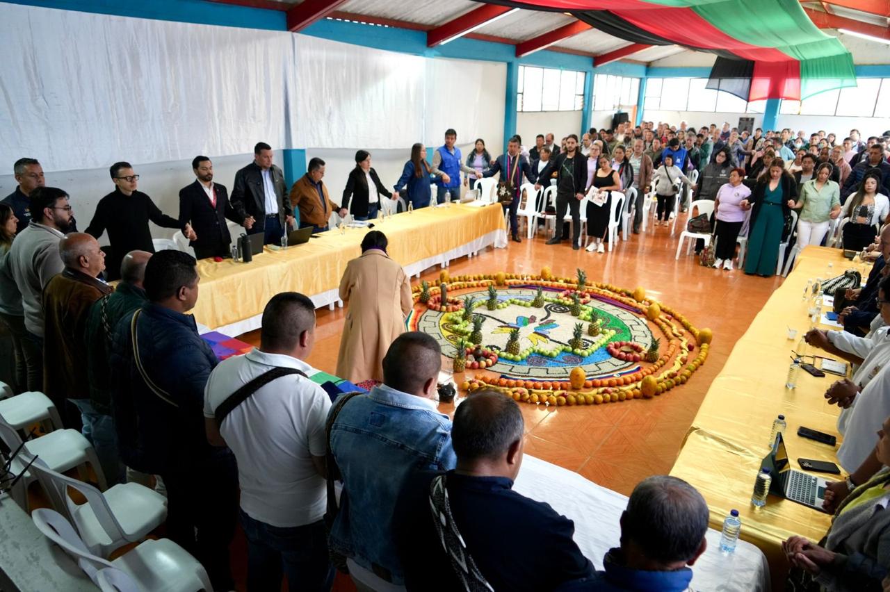 Gobierno Nacional y el Resguardo Indígena Gran Mallama, en Nariño, sellan acuerdos de Consulta Previa para fortalecer la paz territorial en Nariño Bajo el liderazgo del Ministerio del Interior, a través de la Dirección de la Autoridad Nacional de Consulta Previa, se llevó a cabo la formulación de acuerdos y la protocolización de la Consulta Previa entre el Resguardo Indígena Colonial Gran Mallama del Pueblo Pasto, la Consejería Comisionada de Paz y la Gobernación de Nariño, en el marco del proyecto de implementación de la Zona de Ubicación Temporal para la Transformación Territorial del Departamento de Nariño (ZUT).