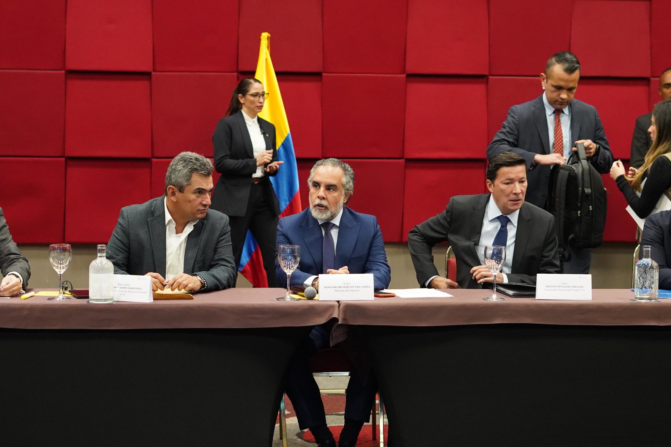 La democracia no fracasa de un día para otro, se debilita cuando las instituciones normalizan el riesgo y toleran la desigualdad Benedetti El ministro del Interior, Armando Benedetti, instaló la Comisión Nacional para la Coordinación y Seguimiento de los Procesos Electorales, de cara a las elecciones del próximo 8 de marzo, en las que se elegirá el Congreso de la República, los representantes de las Circunscripciones Transitorias Especiales de Paz (CITREP), las consultas de los partidos y movimientos políticos para definir candidaturas únicas.