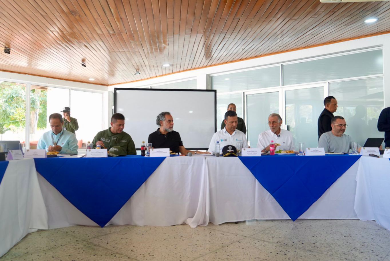 “Barranquilla sigue en el podio del sicariato, el microtráfico y las extorsiones”, asegura ministro del Interior en Consejo de Seguridad El ministro Armando Benedetti encabezó con el ministro de Defensa Pedro Sánchez el encuentro en el Comando Aéreo de Combate Cacom3, en Malambo, Atlántico.