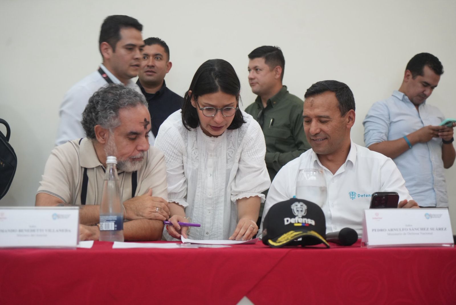 Mininterior advierte de posible falla en el diseño del tarjetón de las consultas para este 8 de marzo El ministro del interior, Armando Benedetti, luego de su participación la Comisión de Seguimiento y Garantías Electorales en Cúcuta, Norte de Santander, advirtió de un posible fallo en el diseño del tarjetón electoral para las consultas de candidatos presidenciales, que se adelantarán el próximo 8 de marzo.