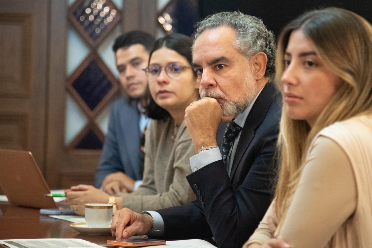 Tumbar el decreto de salario mínimo fue una decisión surrealista del Consejo de Estado El ministro del Interior, Armando Benedetti, indicó que la decisión que tomó el Consejo de Estado afecta directamente a la clase trabajadora y demuestra que hay una élite que tiene influencia en todas las instituciones del Estado.