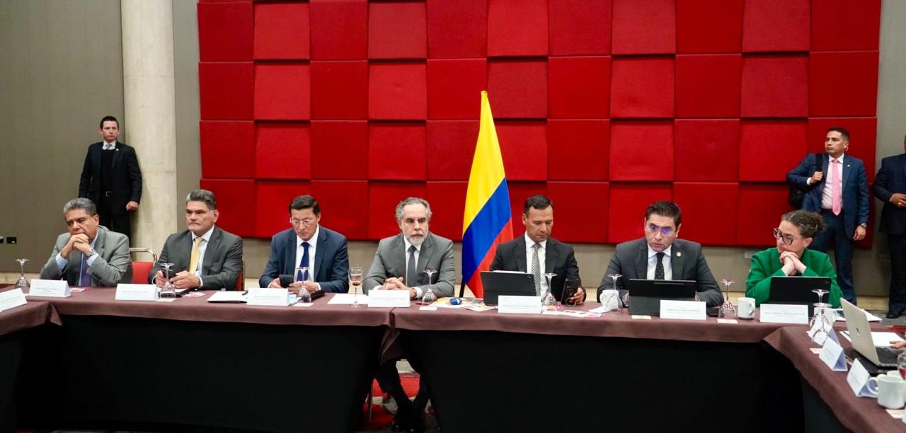 A pocos días de la jornada electoral, el ministro del Interior, Armando Benedetti, aclaró que las declaraciones del presidente Gustavo Petro sobre la posibilidad de impugnar mesas de votación no constituyen un llamado al desorden ni a la alteración del proceso electoral, sino una invitación a ejercer los mecanismos legales de vigilancia que contempla el sistema electoral colombiano.