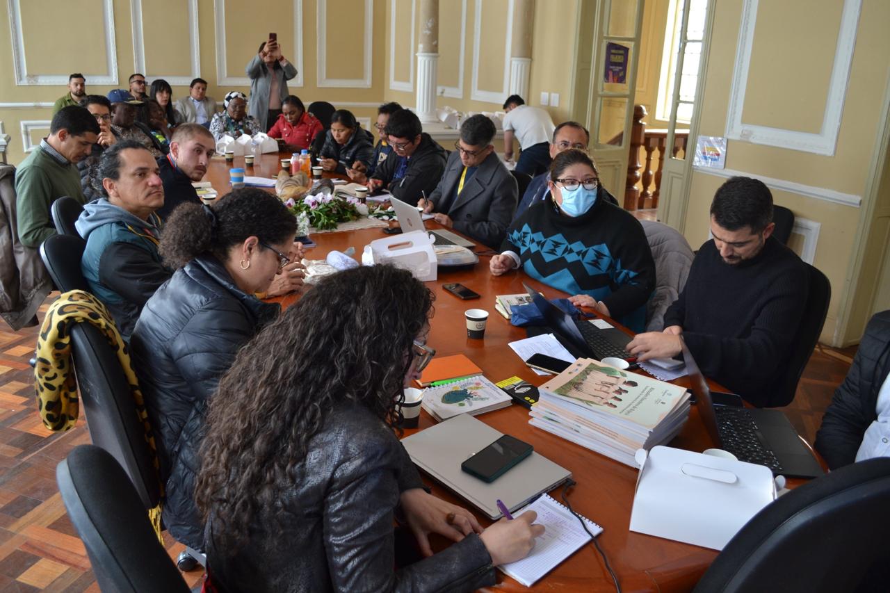 El Ministerio del Interior acompaña gira institucional para avanzar en garantías de no repetición para comunidades de Bojayá y Vigía del Fuerte En el marco de una agenda interinstitucional desarrollada durante dos días en Bogotá, el Ministerio del Interior acompañó la Gira de Incidencia Institucional orientada a fortalecer las garantías de no repetición para las comunidades afrocolombianas e indígenas de Bojayá (Chocó) y Vigía del Fuerte (Antioquia). Este espacio tuvo como propósito avanzar en compromisos concretos relacionados con la reparación integral y la implementación de la Ley 2087 de 2021.