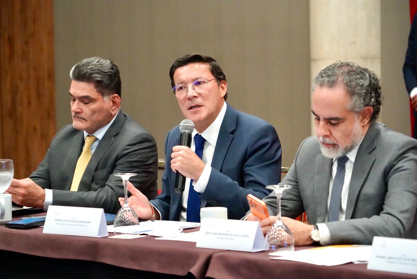 ELECCIONES SEGURAS GOBIERNO REFUERZA VIGILANCIA EN 108 MUNICIPIOS Y 13.493 PUESTOS DE VOTACIÓN El Gobierno Nacional activó el plan integral de garantías para las elecciones de este fin de semana, con un despliegue especial de seguridad en todo el país y vigilancia reforzada en 108 municipios priorizados según su nivel de riesgo.