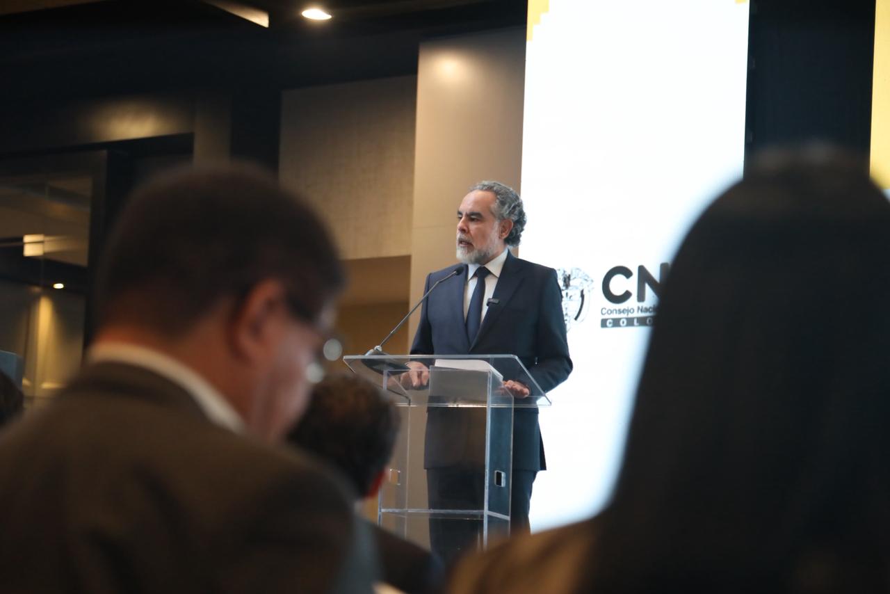 “Este es un esfuerzo del Estado Colombiano para garantizar la transparencia en las elecciones” MinInterior El ministro del Interior, Armando Benedetti, inauguró el evento de instalación de la Misión de Observación Internacional, una comisión que garantiza la transparencia del proceso. El jefe de la cartera le dio la bienvenida a los cerca de 400 delegados de más de 20 países que el día de las elecciones observarán el proceso en su totalidad.