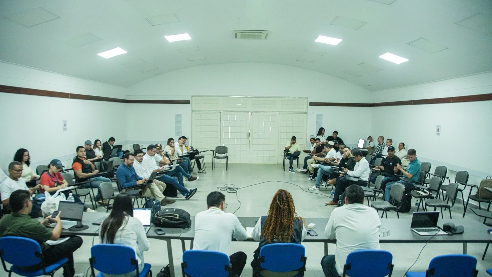 Gobierno Nacional advierte que críticas al diálogo ponen en riesgo los acuerdos El viceministro para el Diálogo Social, Gabriel Rondón Olave, hizo un contundente llamado a las autoridades locales y departamentales en medio de las conversaciones para la solución del paro minero que se desarrolla en el Bajo Cauca antioqueño. El funcionario insistió en la necesidad de priorizar el diálogo sobre cualquier acción de fuerza. Desde Caucasia, Rondón explicó que el Gobierno Nacional, junto a la Defensoría, la Procuraduría, alcaldes y delegados territoriales, mantienen mesas activas de concertación con las comunidades, las cuales se encuentran en una fase decisiva para lograr acuerdos que permitan levantar el paro.